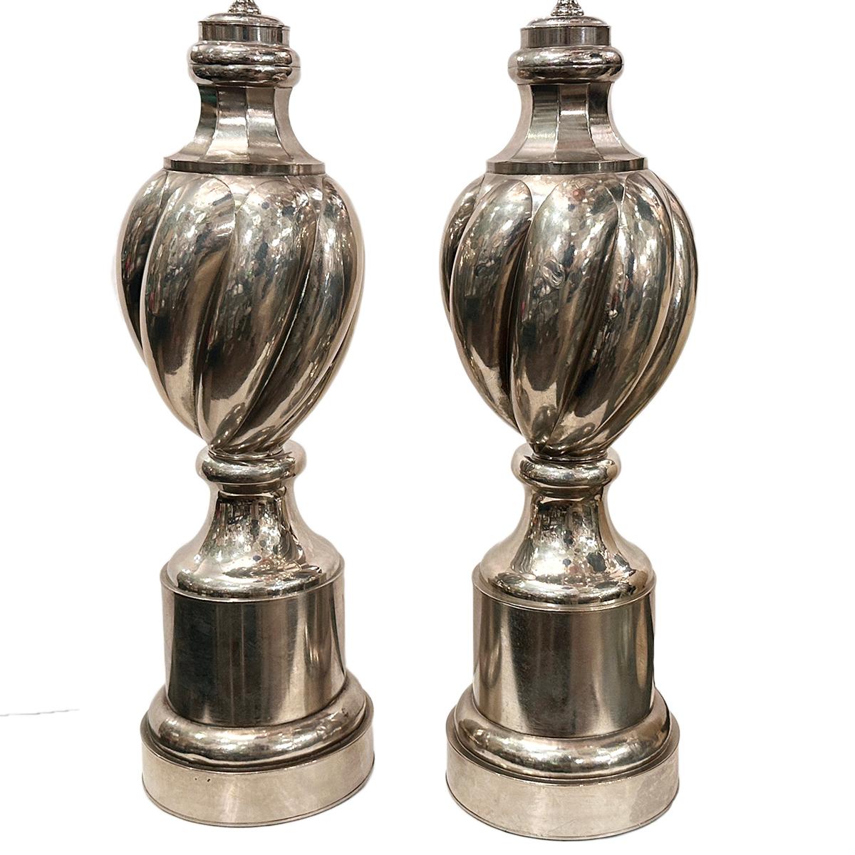 Paire de lampes de table italiennes en métal datant des années 1960, avec patine d'origine et quelques détails dorés.

Mesures :
Hauteur du corps : 21
Hauteur jusqu'à l'appui de l'abat-jour : 32