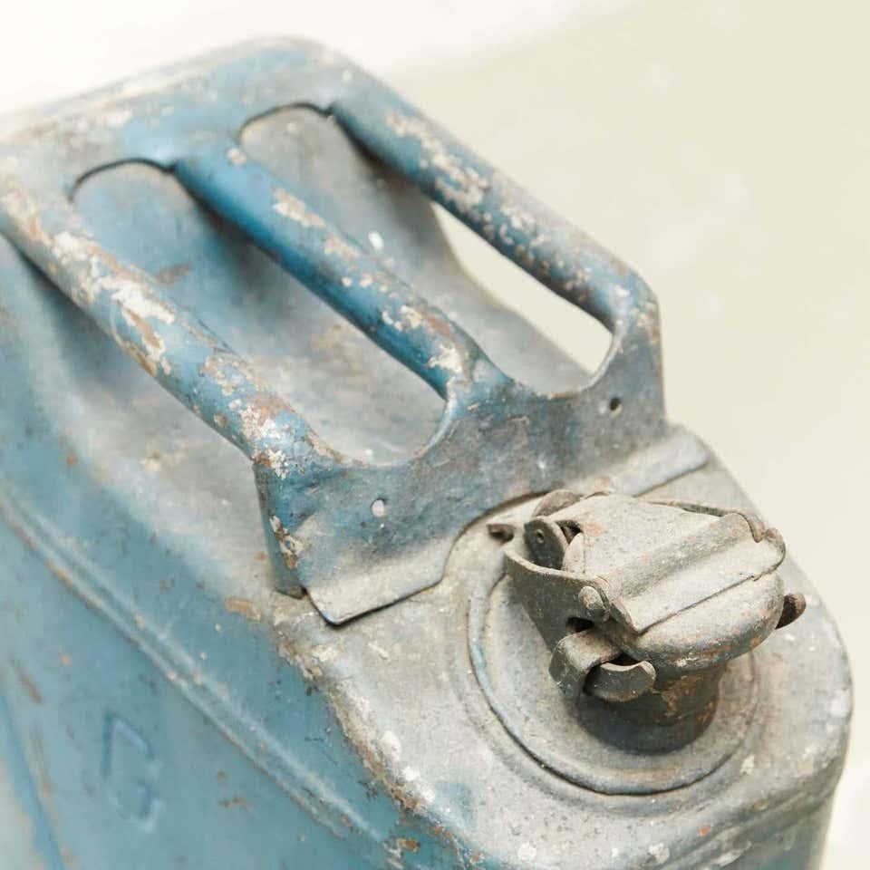 Paire de réservoirs d'essence militaires en métal rouge et bleu, vers 1950 en vente 5
