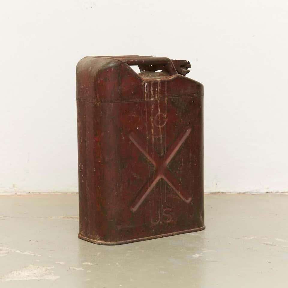 Pair of Metal Military Red and Blue Gasoline Tanks, circa 1950 In Good Condition For Sale In Barcelona, ES