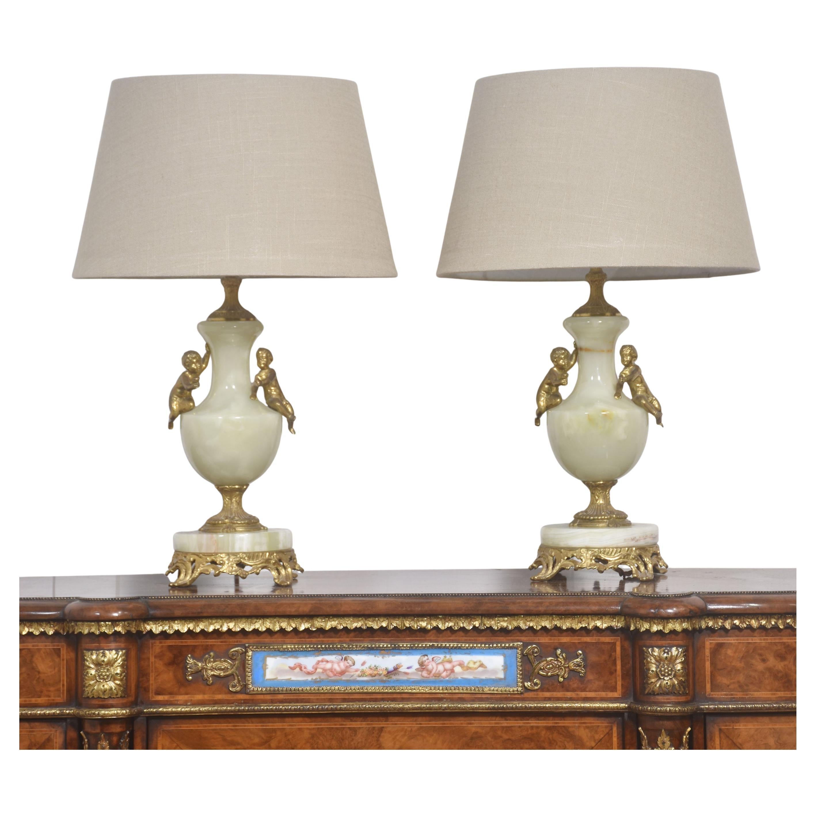 Paire de lampes de table en onyx montées sur métal
