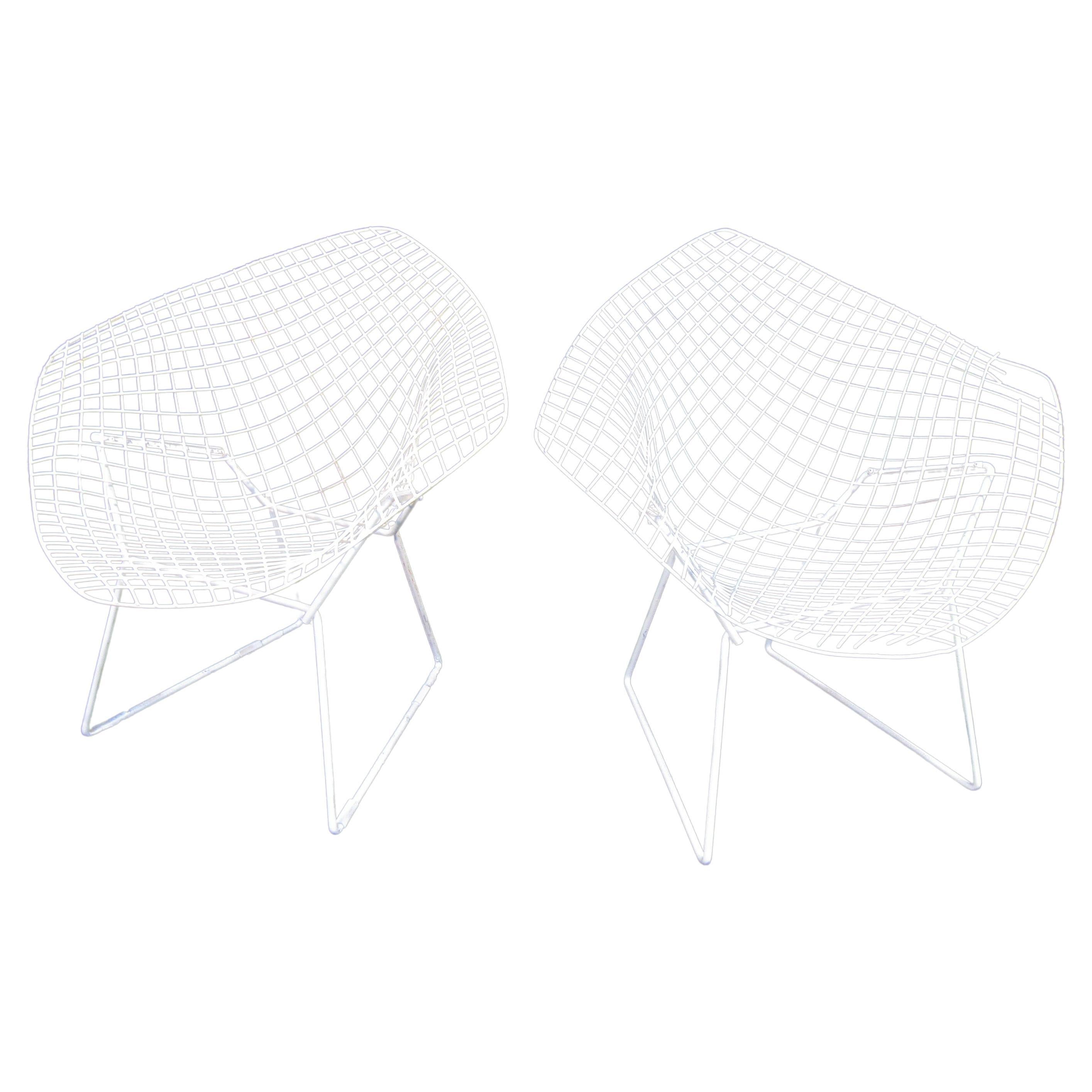 Styled after the iconic Bertoia Diamond chair, this pair of outdoor metal chairs has a unique form that is minimal and interesting. Perfect for any patio, balcony, or outdoor space. Please confirm item location with seller (NY/NJ).