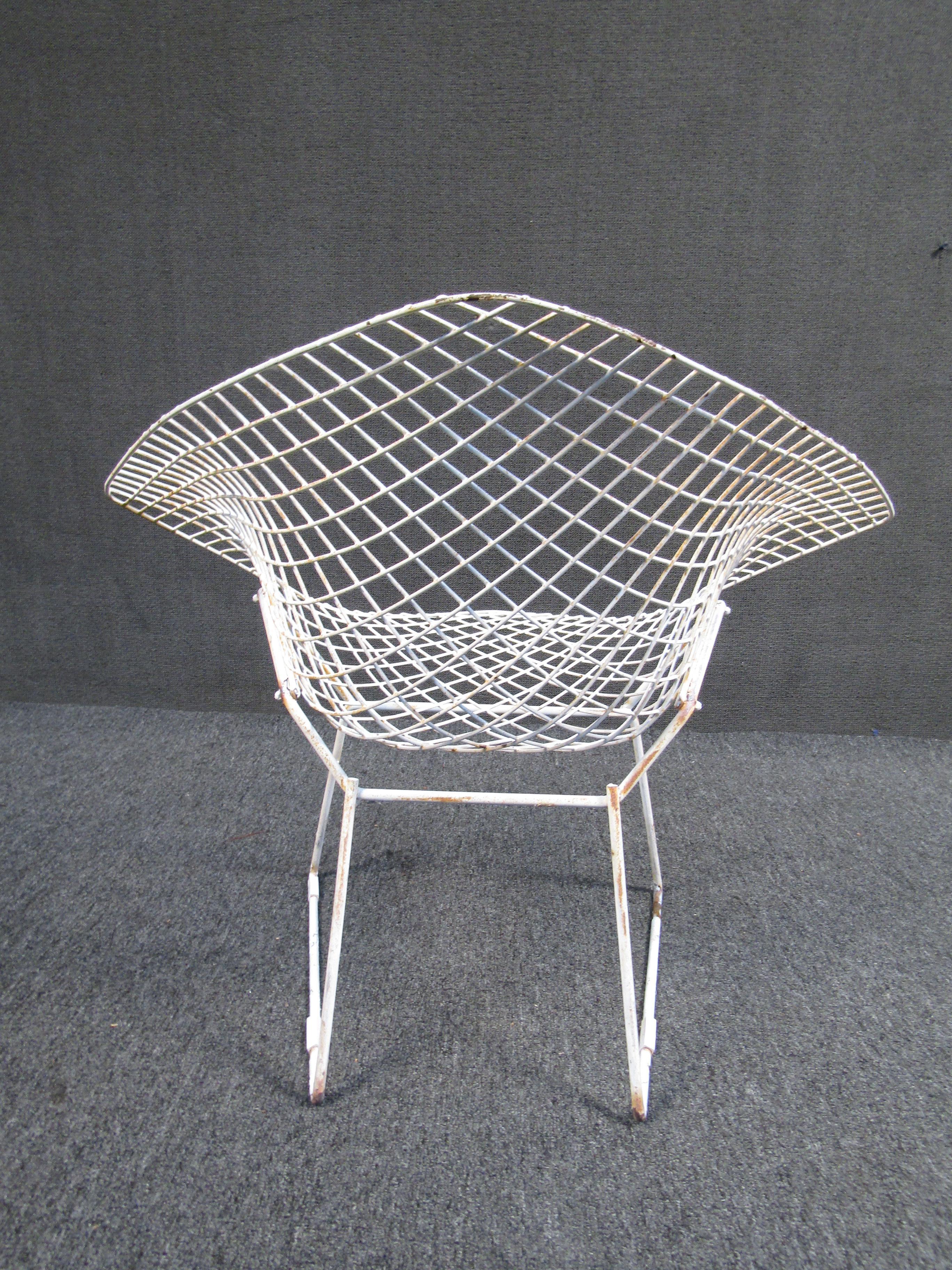 Mid-Century Modern Pair of Metal Patio Chairs in the Style of Bertoia For Sale
