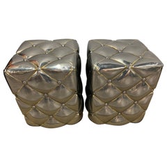 Paar getuftete Ottomane-Hocker aus Metall in Silber und Gold