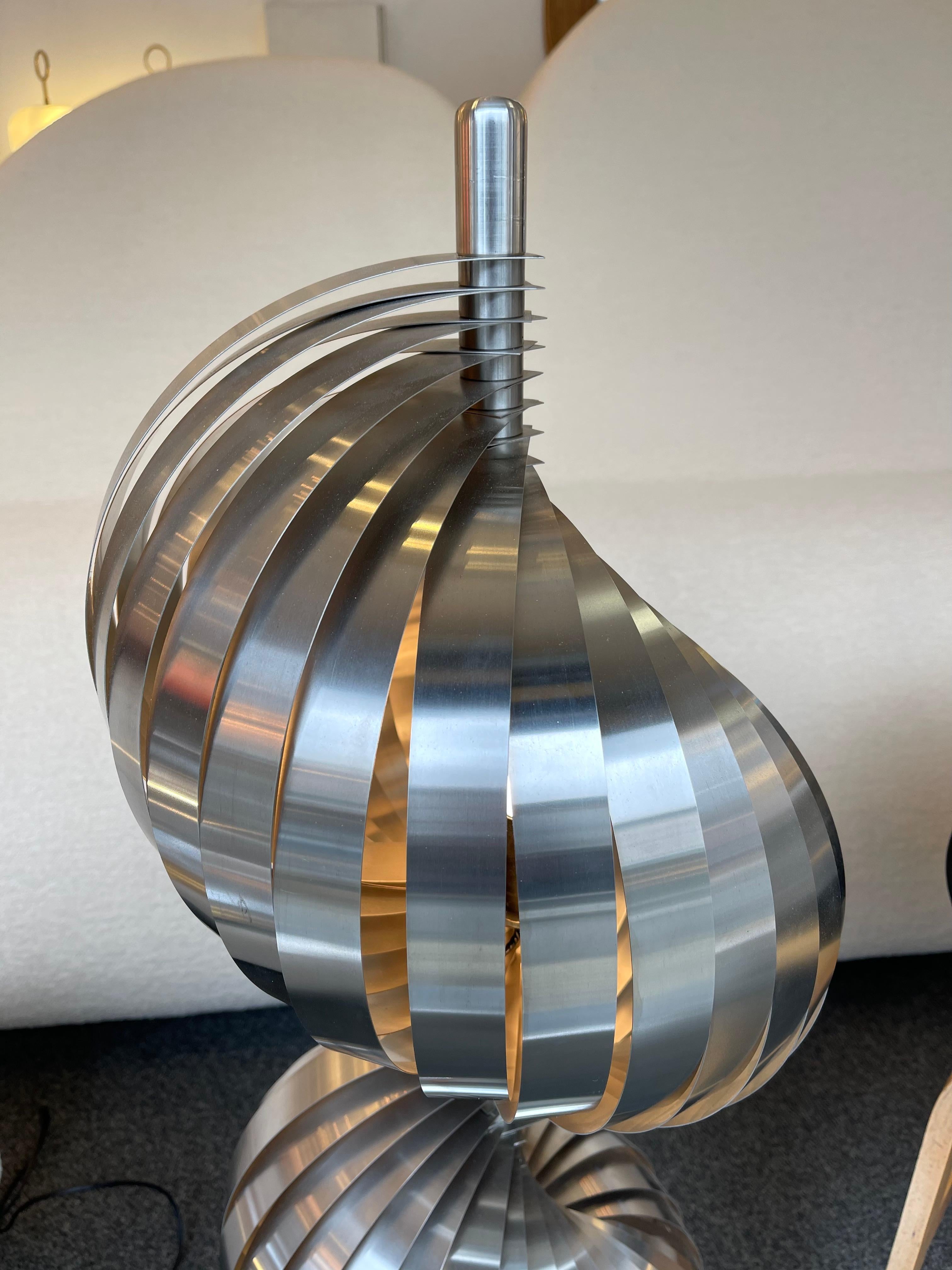 Paire de lampes de table hautes ou de lampadaires en spirale en métal, base chromée par le designer français Henri Mathieu. Production tardive de Mathieu dans les années 90.