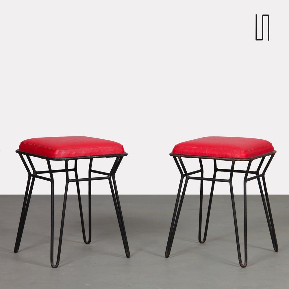 Cette paire de tabourets en métal date des années 1960. Le siège est en skaï rouge. Ils sont en bon état vintage.