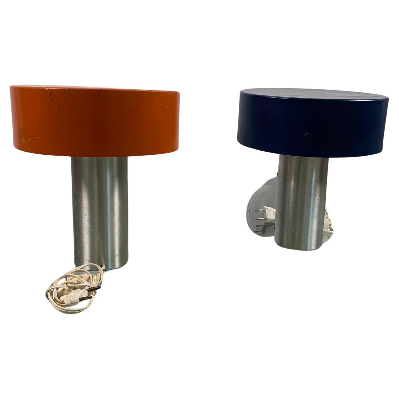 Paire de lampes de table, 1960, France
Paire de petites lampes de table en métal, abat-jour en métal peint en orange et bleu.
Hauteur 26, diamètre 23.
