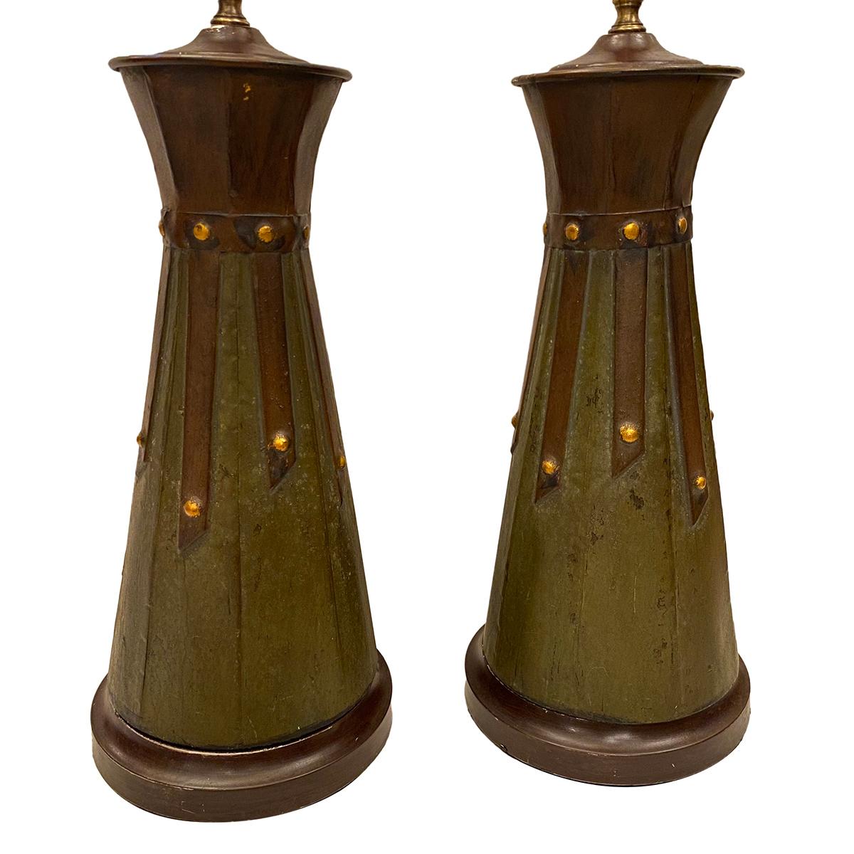 Paire de lampes de table anglaises en métal patiné des années 1980.

Mesures :
Hauteur du corps : 18
Hauteur jusqu'à l'appui de l'abat-jour : 27