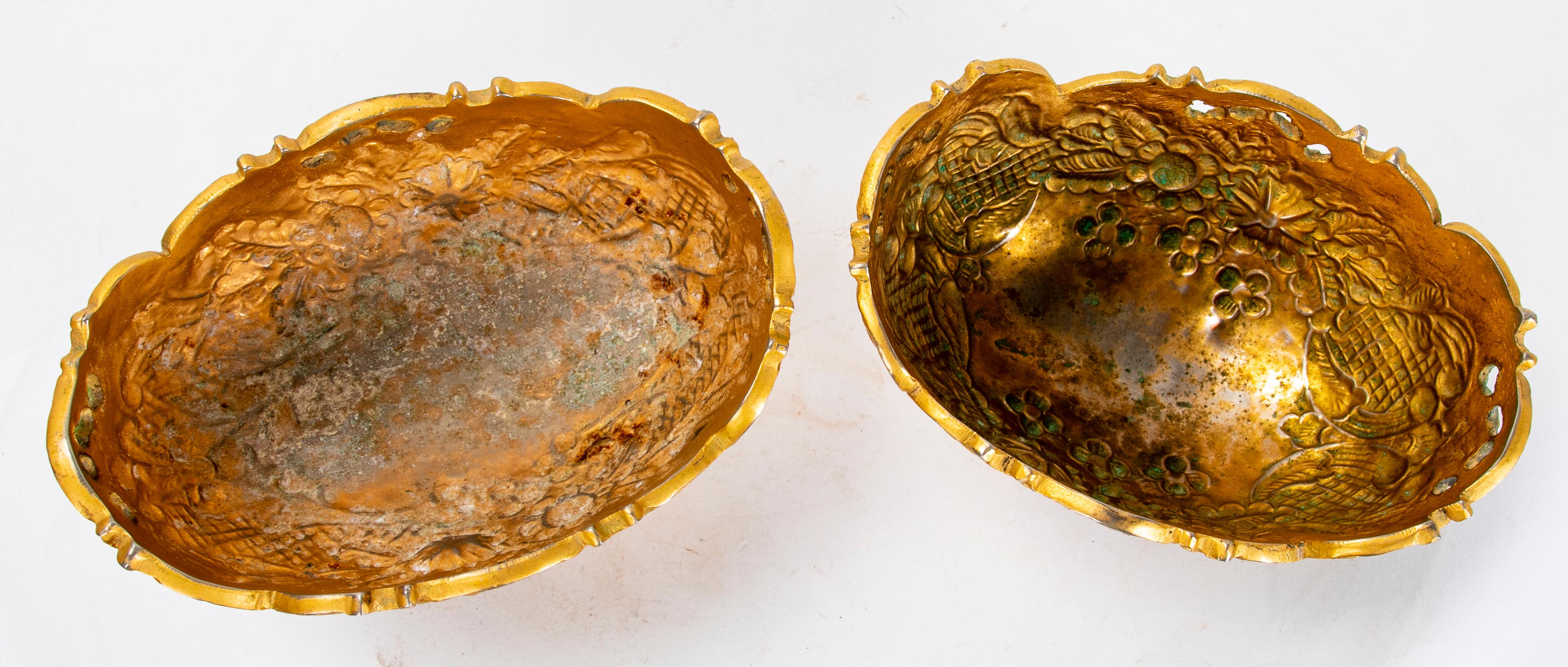 Paar Metalltabletts in goldener Farbe mit Blumendekoration im Angebot 6
