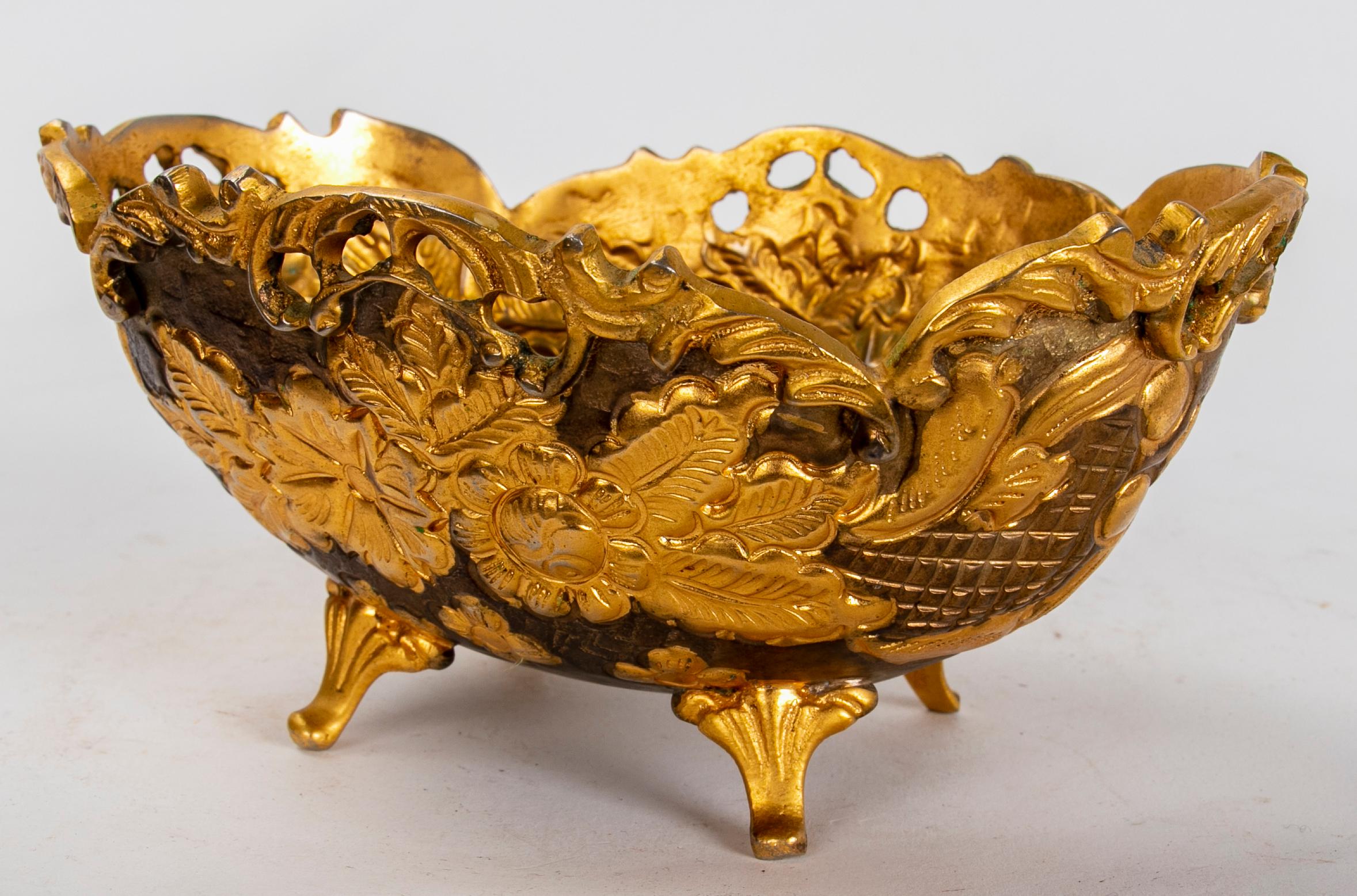 Paar Metalltabletts in goldener Farbe mit Blumendekoration (20. Jahrhundert) im Angebot