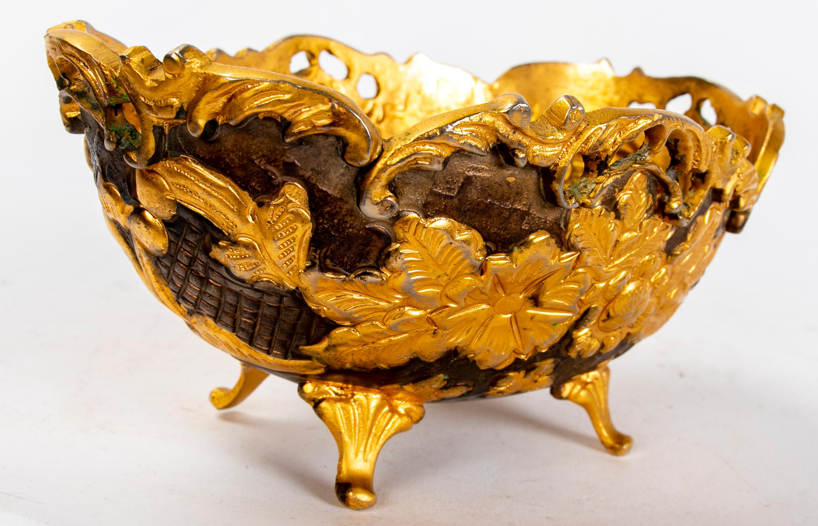Paar Metalltabletts in goldener Farbe mit Blumendekoration im Angebot 1