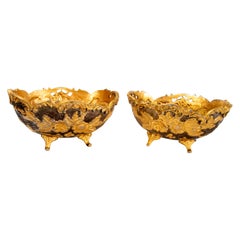 Coppia di vassoi in metallo color oro con decorazioni floreali