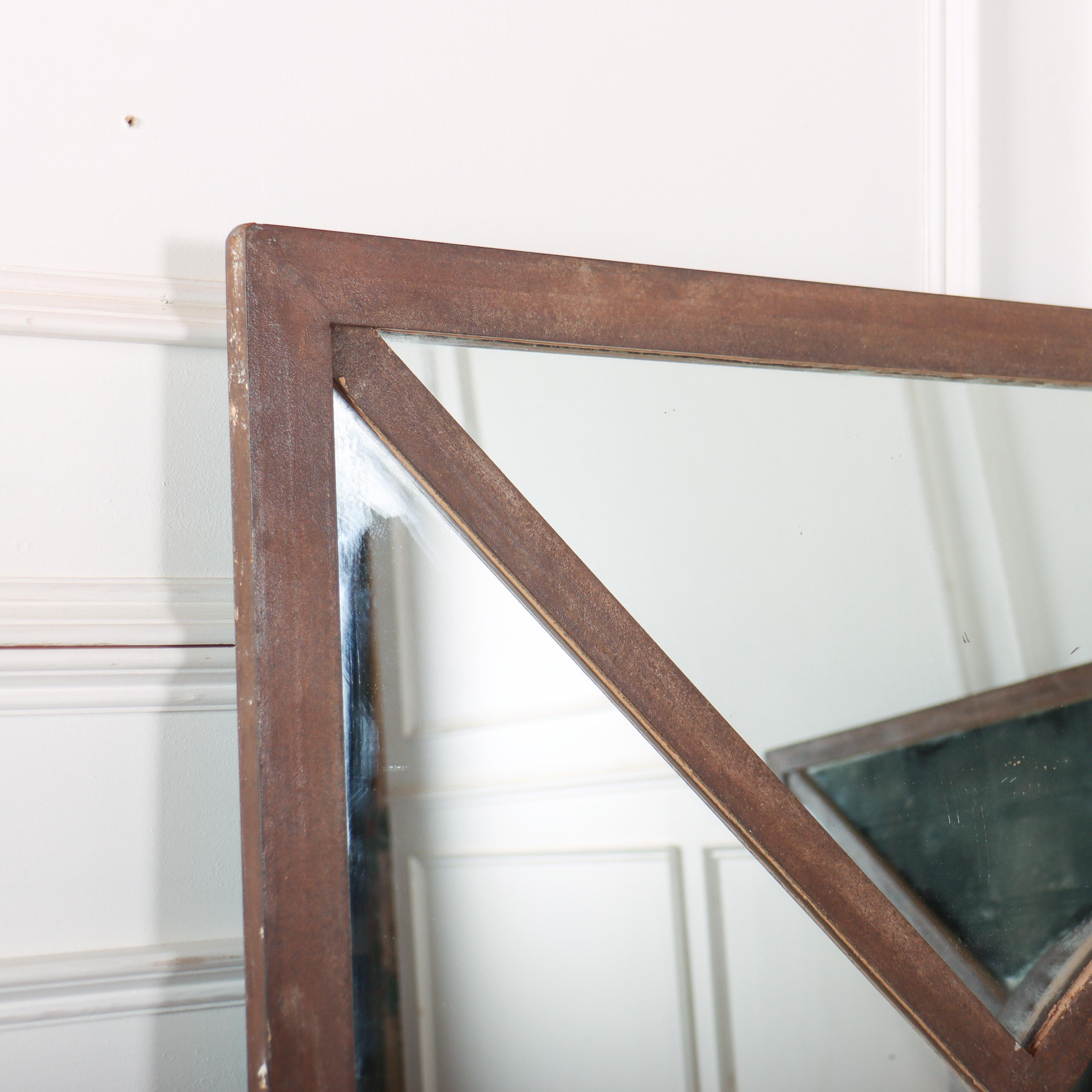 Paar metallgerahmte Fensterspiegel aus dem 19. Jahrhundert. 1890.

Jeder Spiegel wiegt 46 Kilogramm.

Die Maße unten zeigen die Rahmengröße, der Haken fügt 2 Zoll hinzu.

Referenz: 8374

Abmessungen
53,5 Zoll (136 cm) breit
3 cm (1 Zoll) tief
53,5