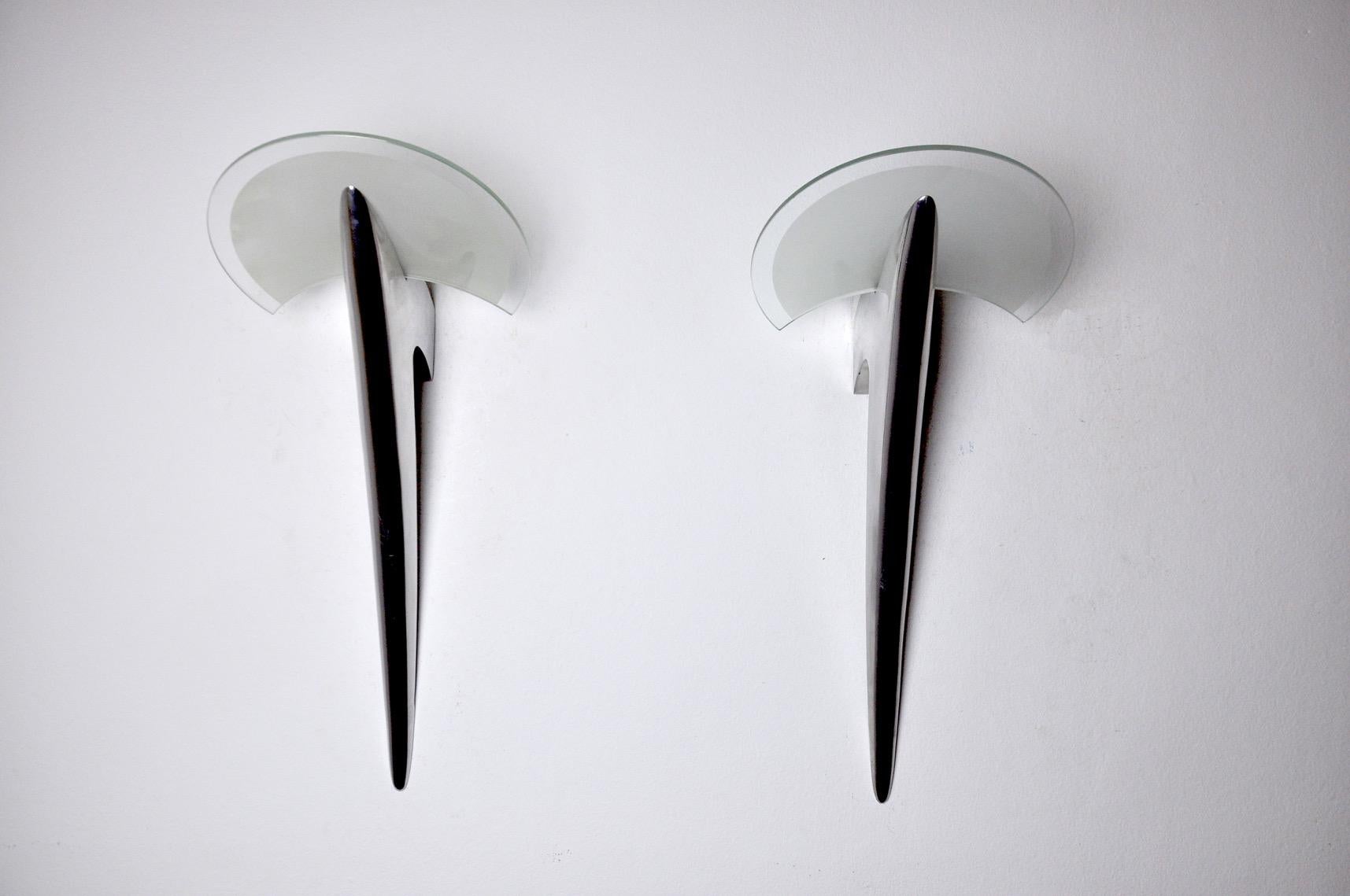 Grande et rare paire d'appliques Metalarte en métal et verre. Conçue et produite en Espagne dans les années 1980. Ces appliques murales au design unique éclaireront à merveille. Marque de temps cohérente avec l'âge de l'objet. Installation facile,