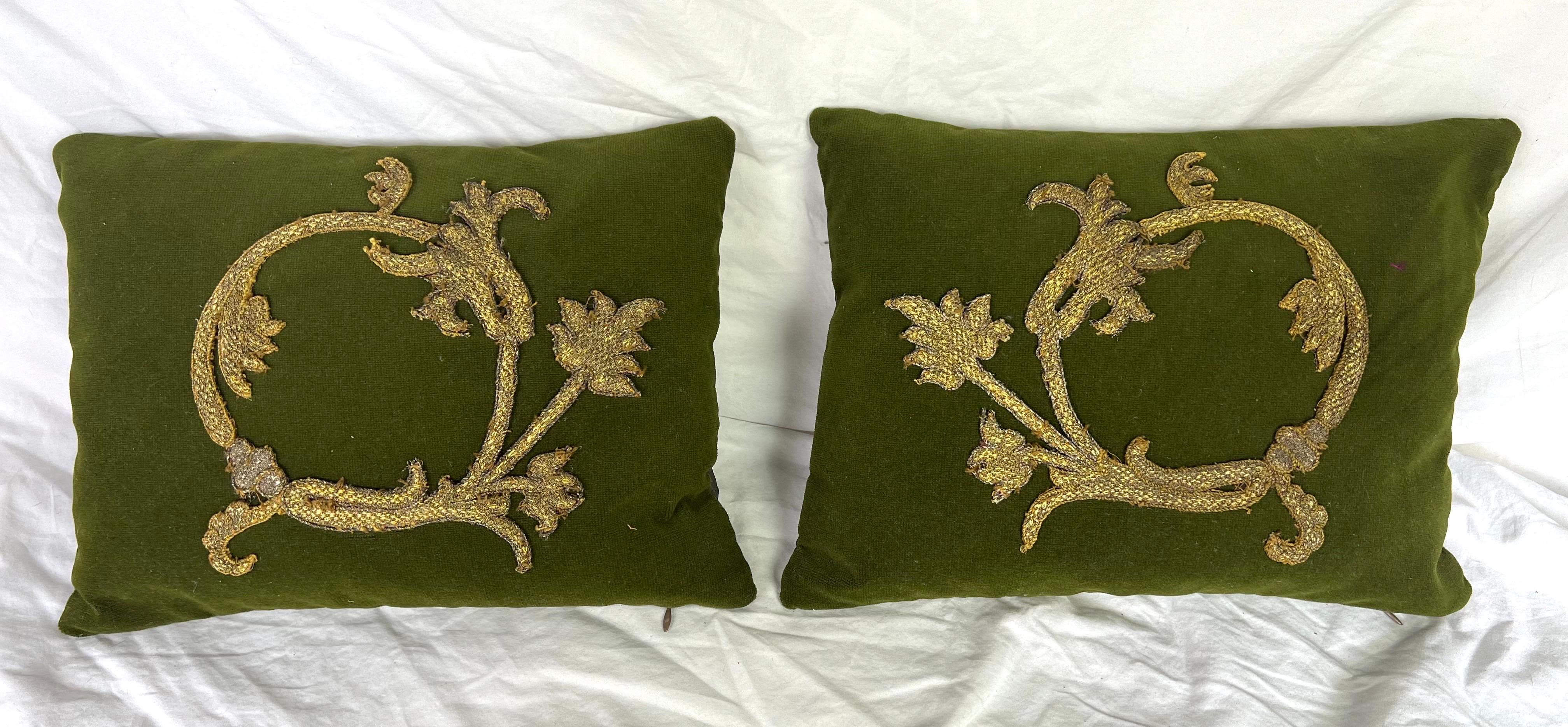 Coppia di cuscini personalizzati realizzati con applicazioni metalliche italiane del XIX secolo applicate su un velluto verde oliva contemporaneo.  Il retro e gli inserti in piuma sono in seta coordinata.  Cerniere nascoste.