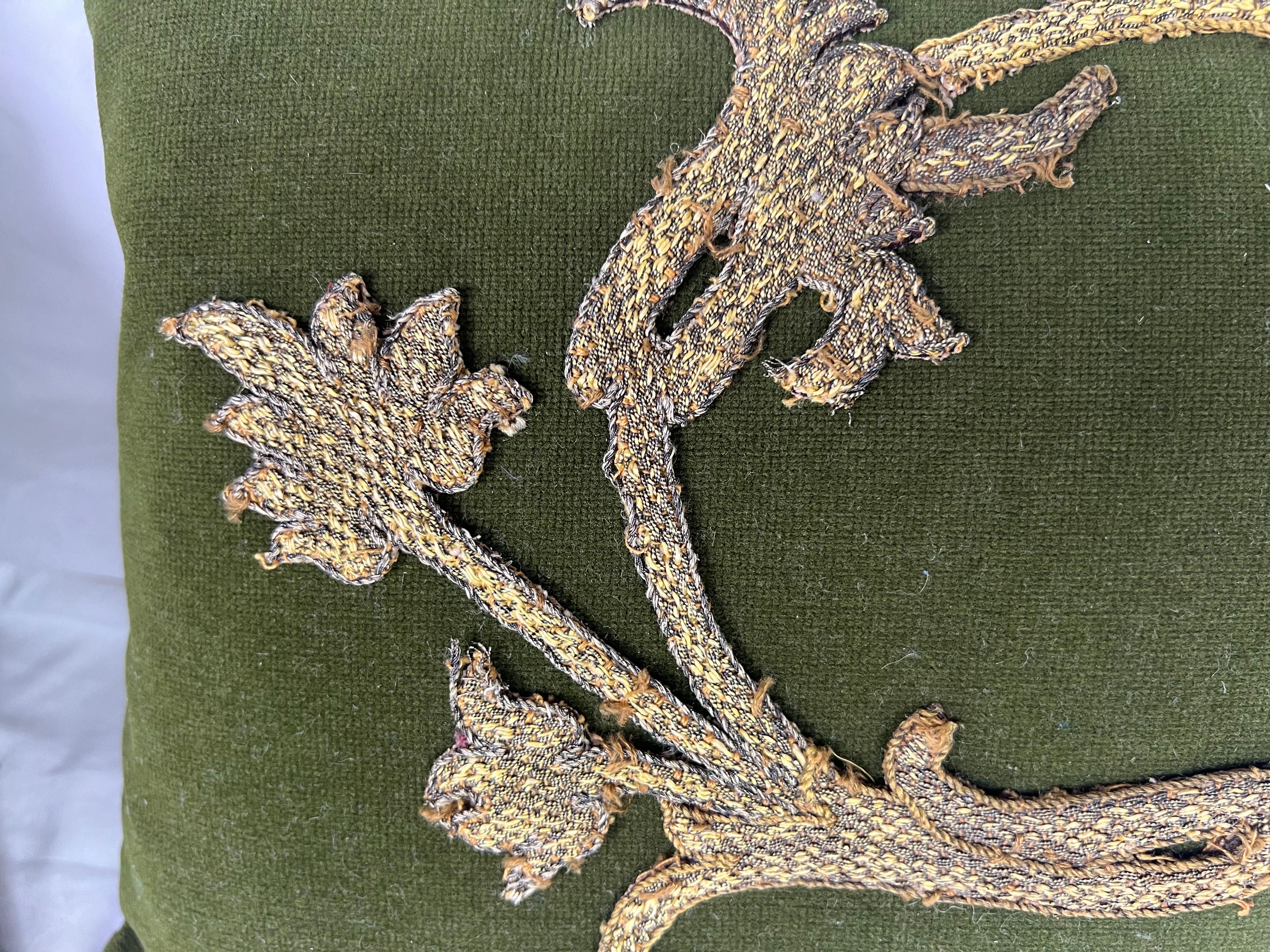 Rococò Coppia di cuscini metallici con applicazioni in Greene & Greene di MLA in vendita
