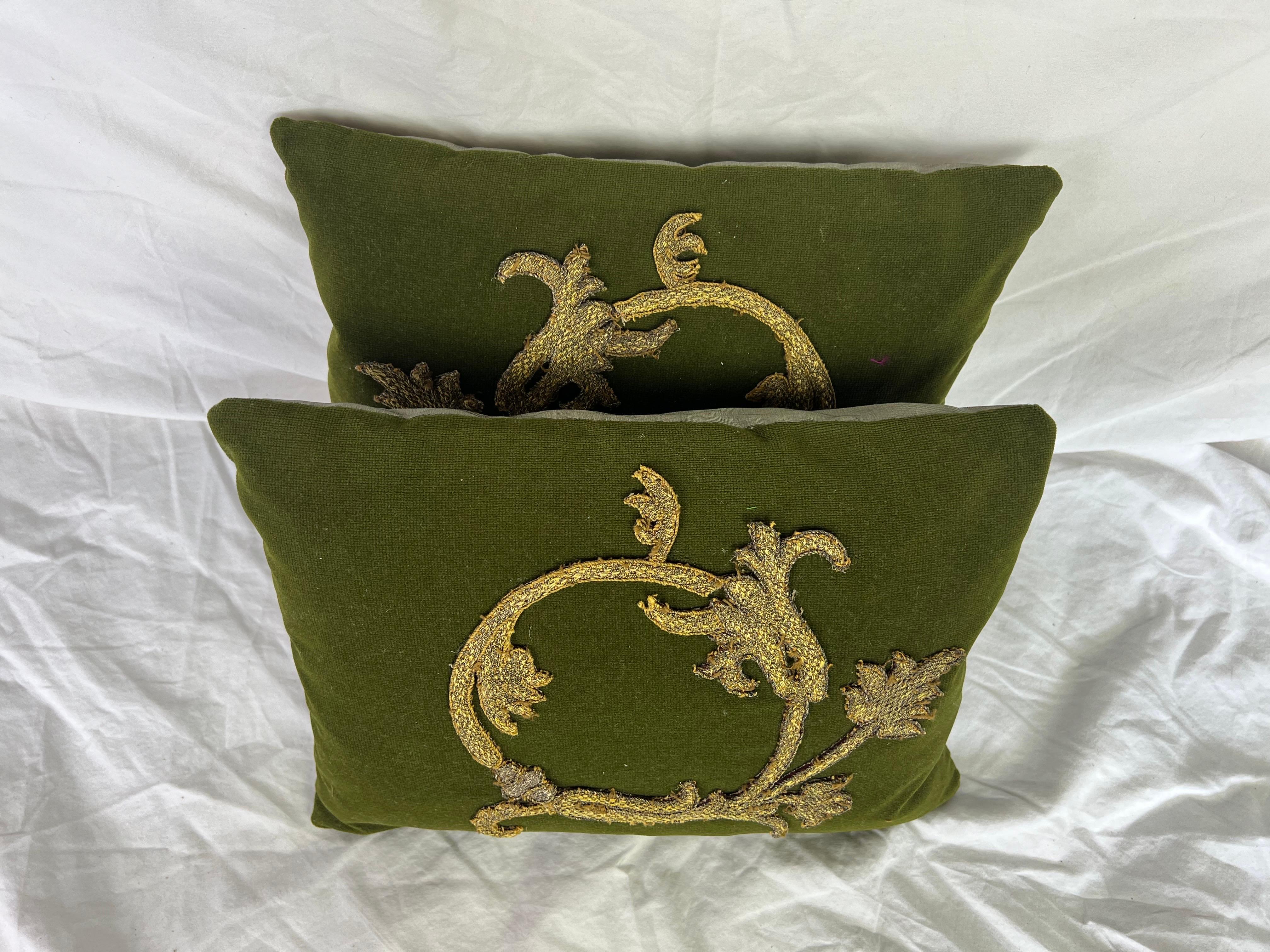 XXI secolo e contemporaneo Coppia di cuscini metallici con applicazioni in Greene & Greene di MLA in vendita