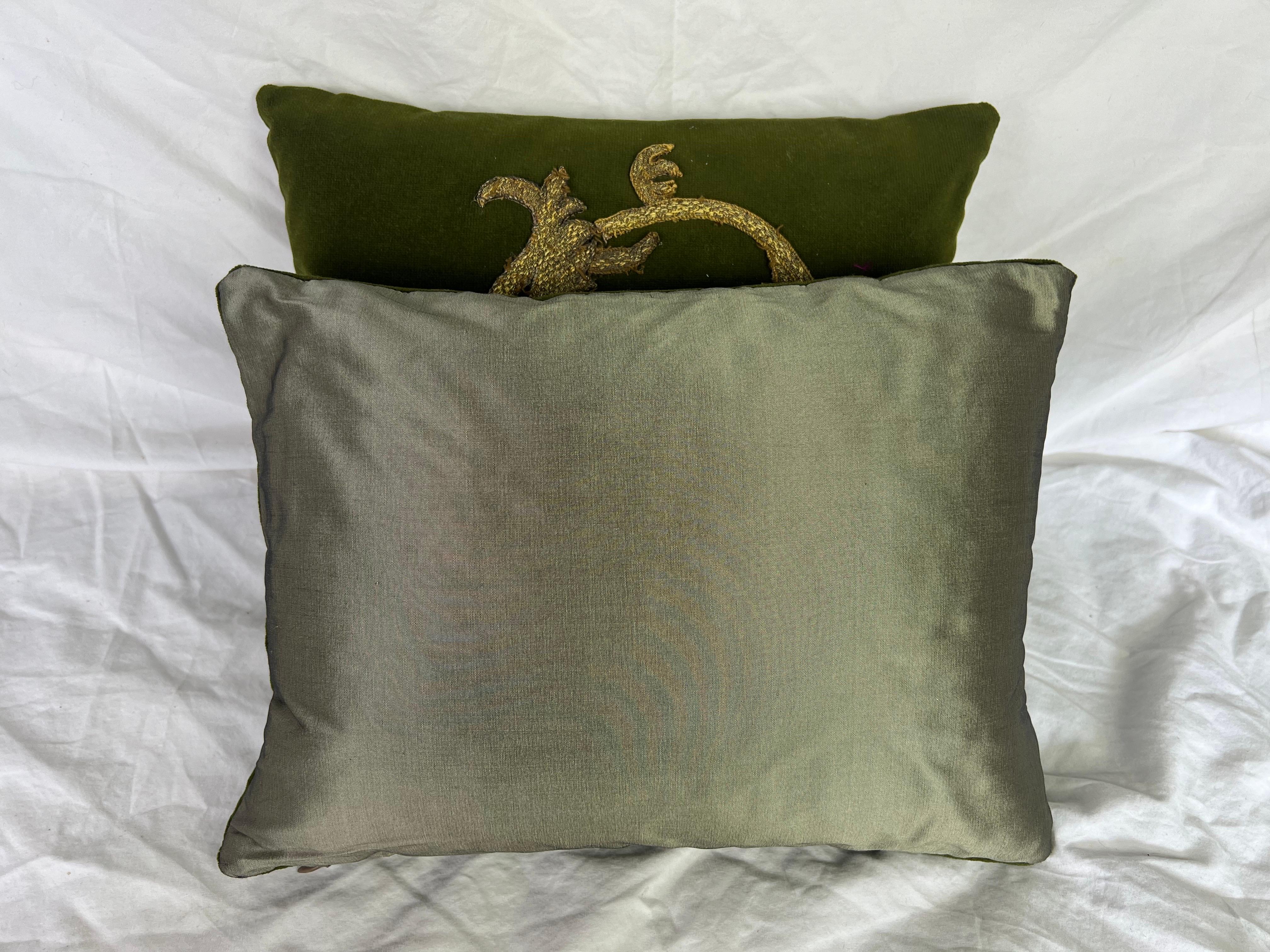 Mohair Coppia di cuscini metallici con applicazioni in Greene & Greene di MLA in vendita
