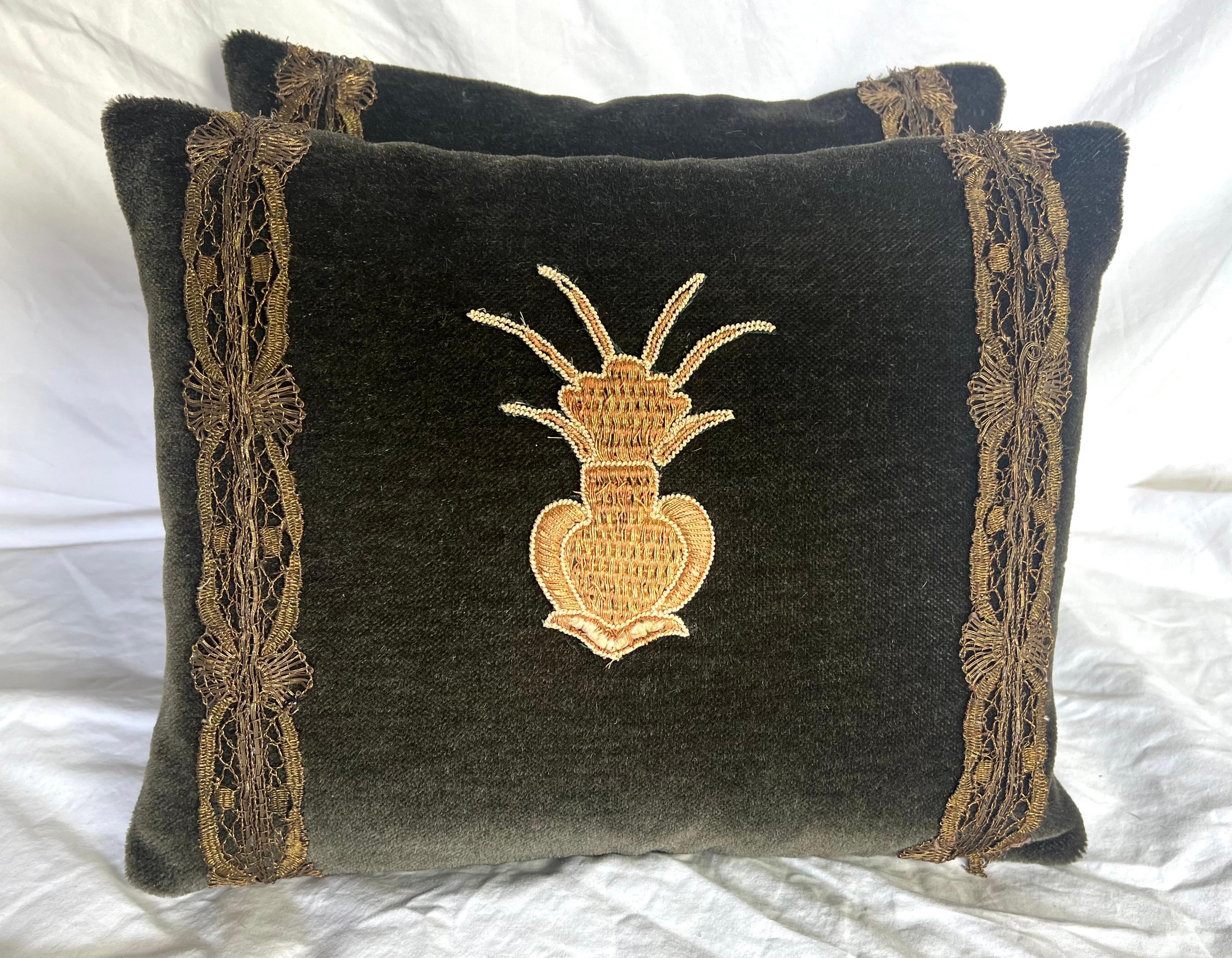 Coppia di cuscini personalizzati realizzati con ricami metallici del XIX secolo applicati su un ricco fronte in velluto marrone e un retro in seta. Ogni cuscino è ornato da un intricato ricamo in oro metallizzato con un motivo centrale che ricorda