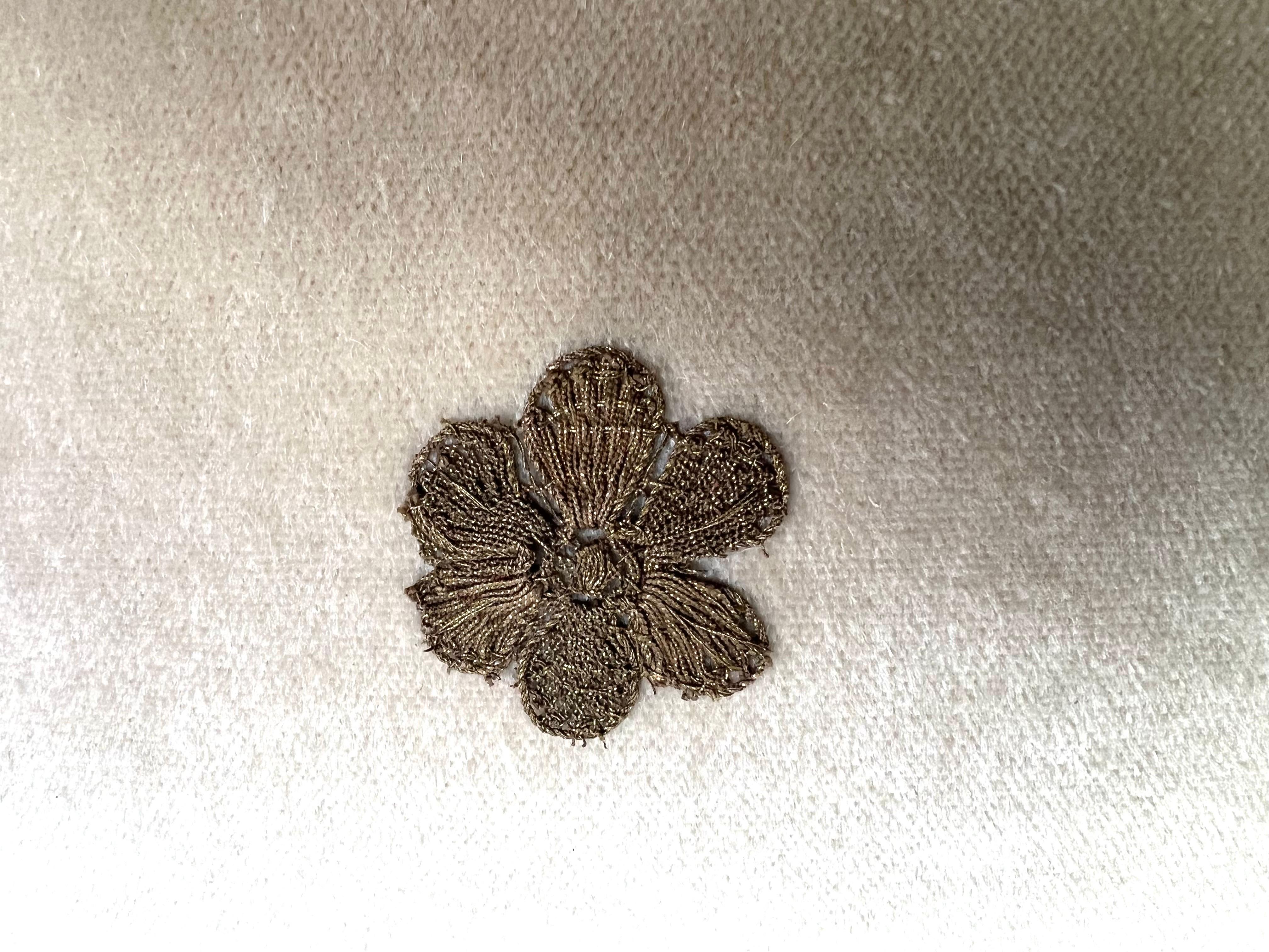 Rococò Coppia di cuscini in velluto con applicazioni metalliche di MLA in vendita