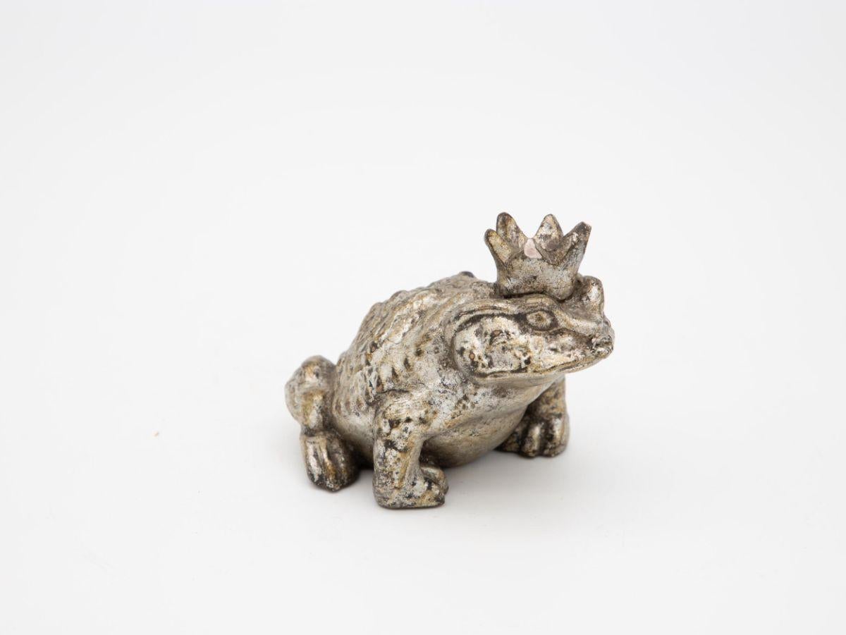 Composition Paire de princes grenouilles en métal métallisé en vente