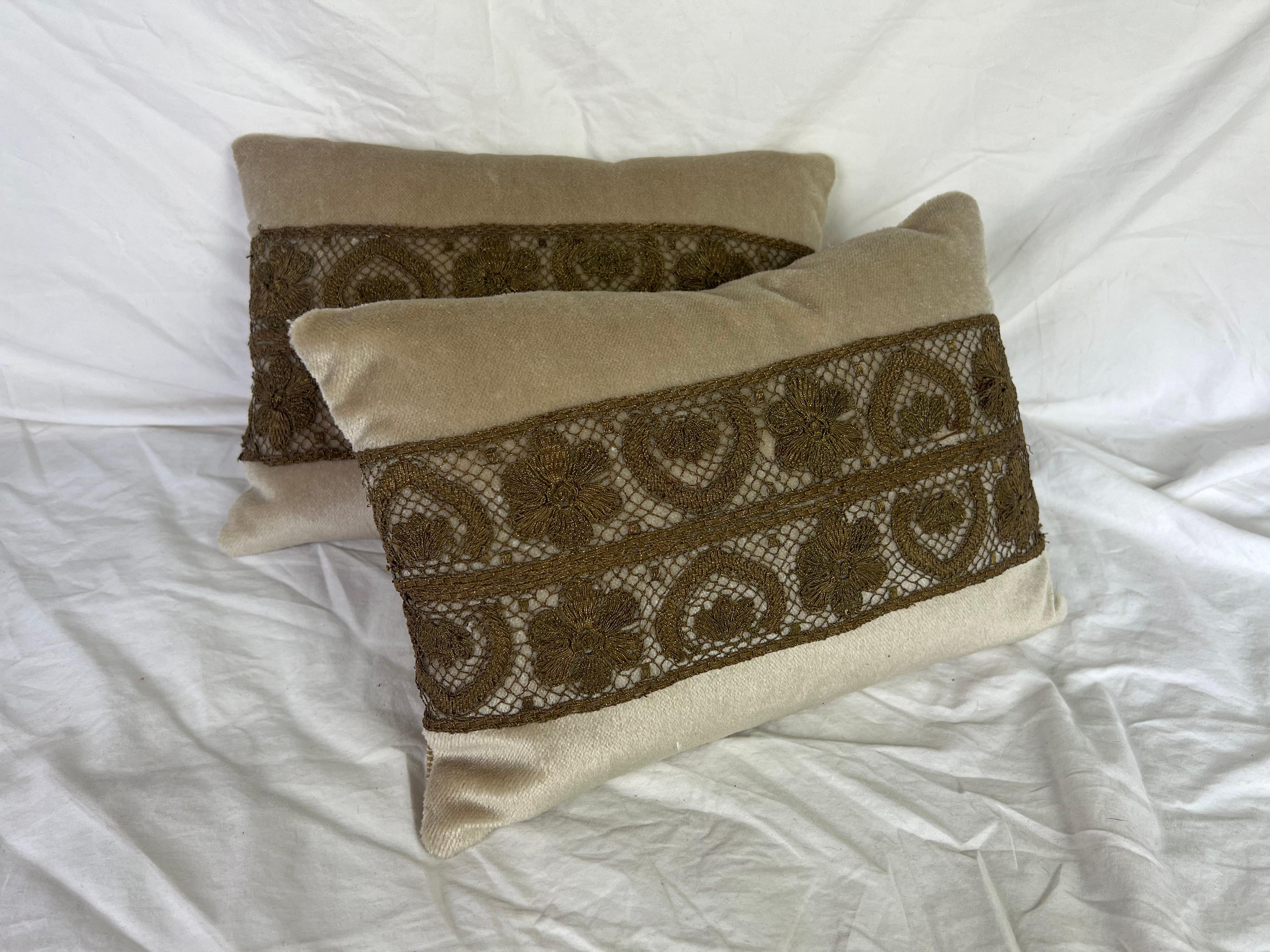 Coppia di cuscini personalizzati realizzati con pizzo francese del 19° secolo e con i frontali in velluto di mohair color taupe.  Inserti in piuma, cerniere nascoste.
