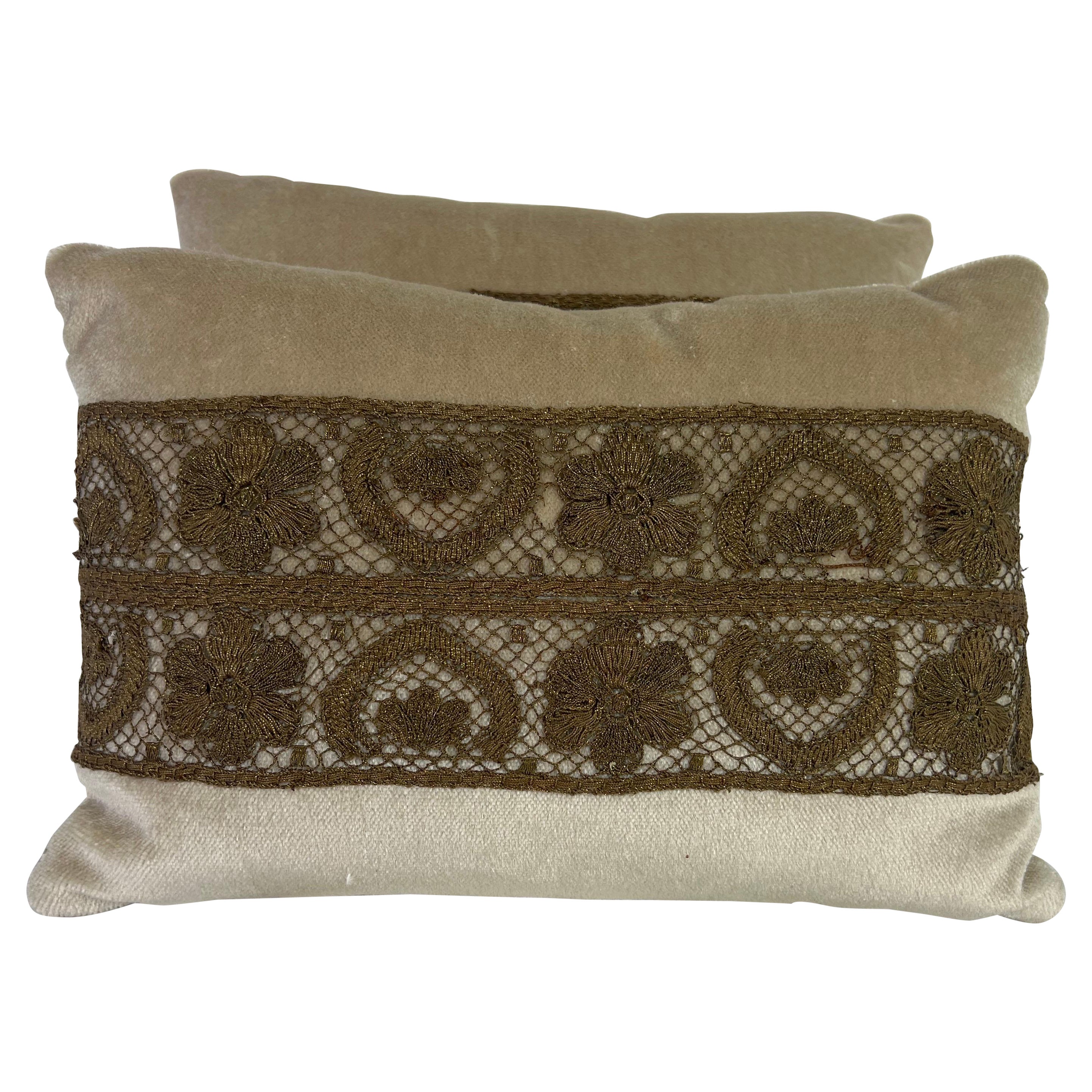 Paire de coussins en dentelle et velours métalliques en vente