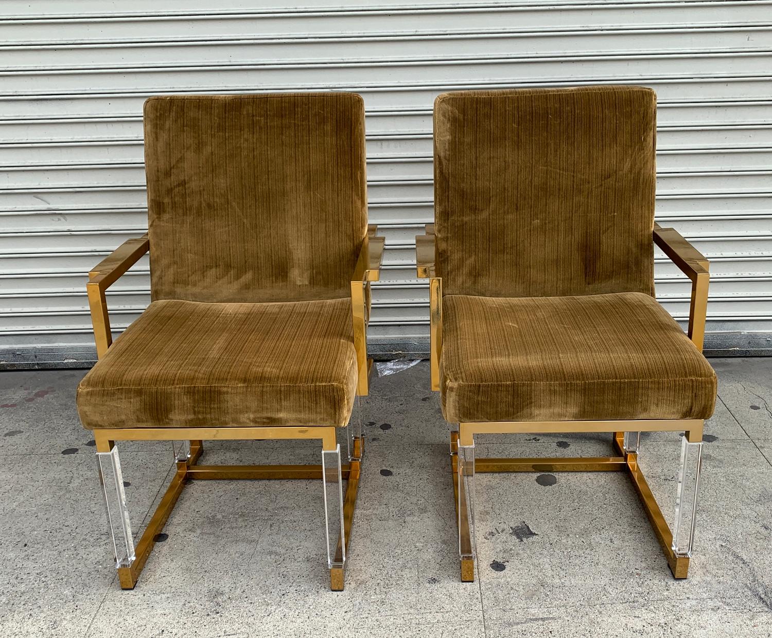 Voici nos exquis fauteuils Metric en Lucite et laiton, méticuleusement fabriqués par le célèbre designer Charles Hollis Jones et ornés de sa signature. Ces chaises luxueuses constituent un ajout étonnant à tout espace, alliant élégance, modernité et