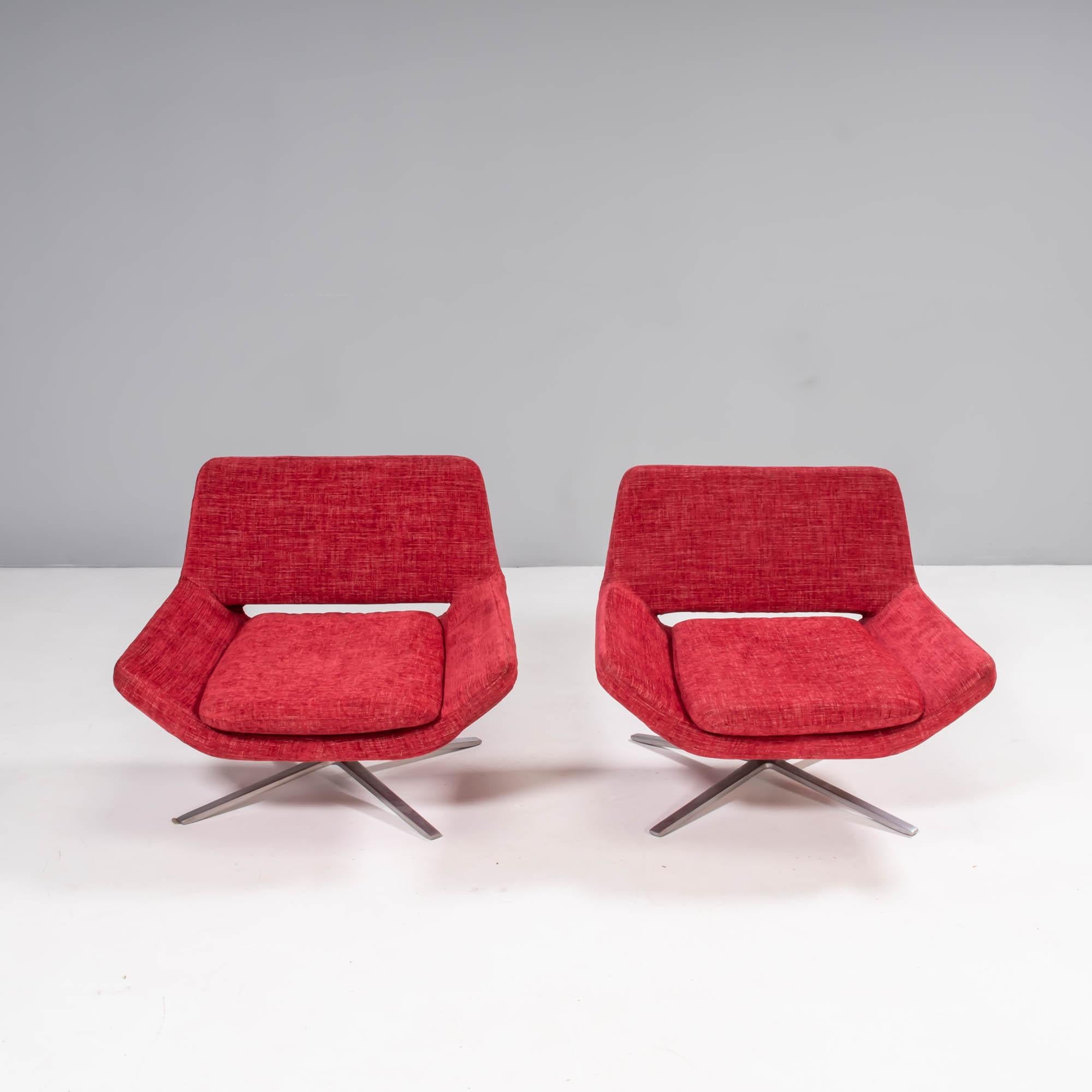 Conçue à l'origine en 2002 par Jeffrey Bernett pour B&B Italia, cette paire de fauteuils Metropolitan présente une esthétique épurée et moderniste. 

Rembourrés dans leur tissu tweed rouge d'origine, les fauteuils présentent des sièges qui se