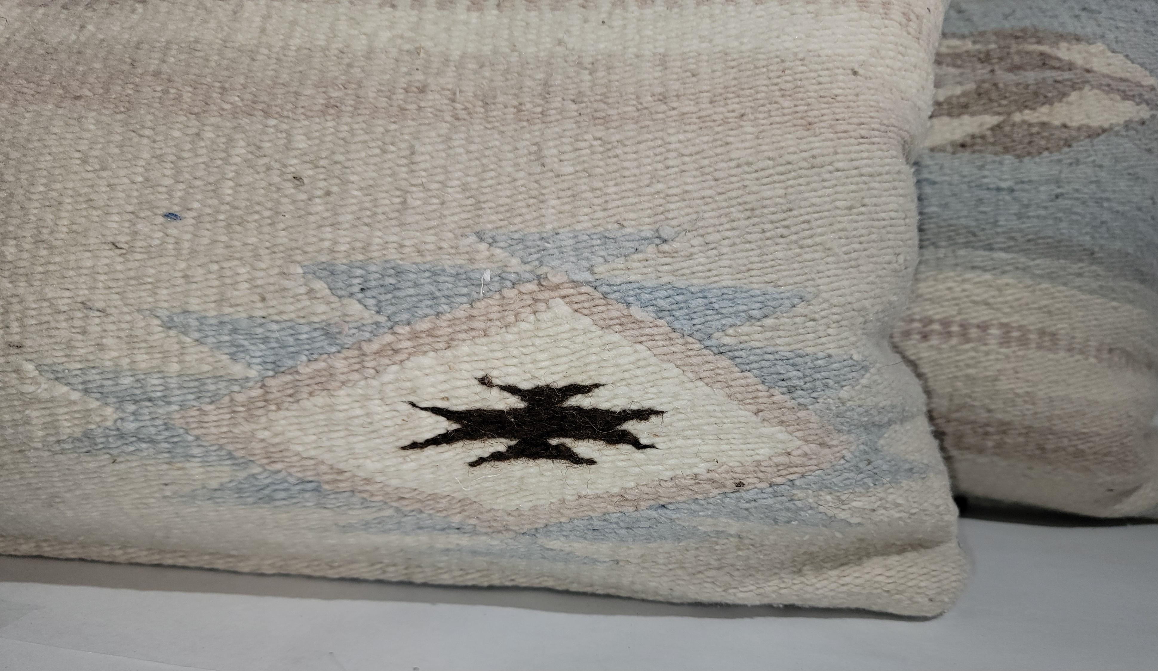 Mexikanische Serape-Kissen aus Wolle in Pastellfarben. Dieses Paar mexikanischer Flechtkissen hat eine helle Farbpalette. Helle Braun- und Blautöne mit schönen Beigetönen. Das Design der Kissen besteht aus Pfeilen und Chevrons. Ein Paar weiche