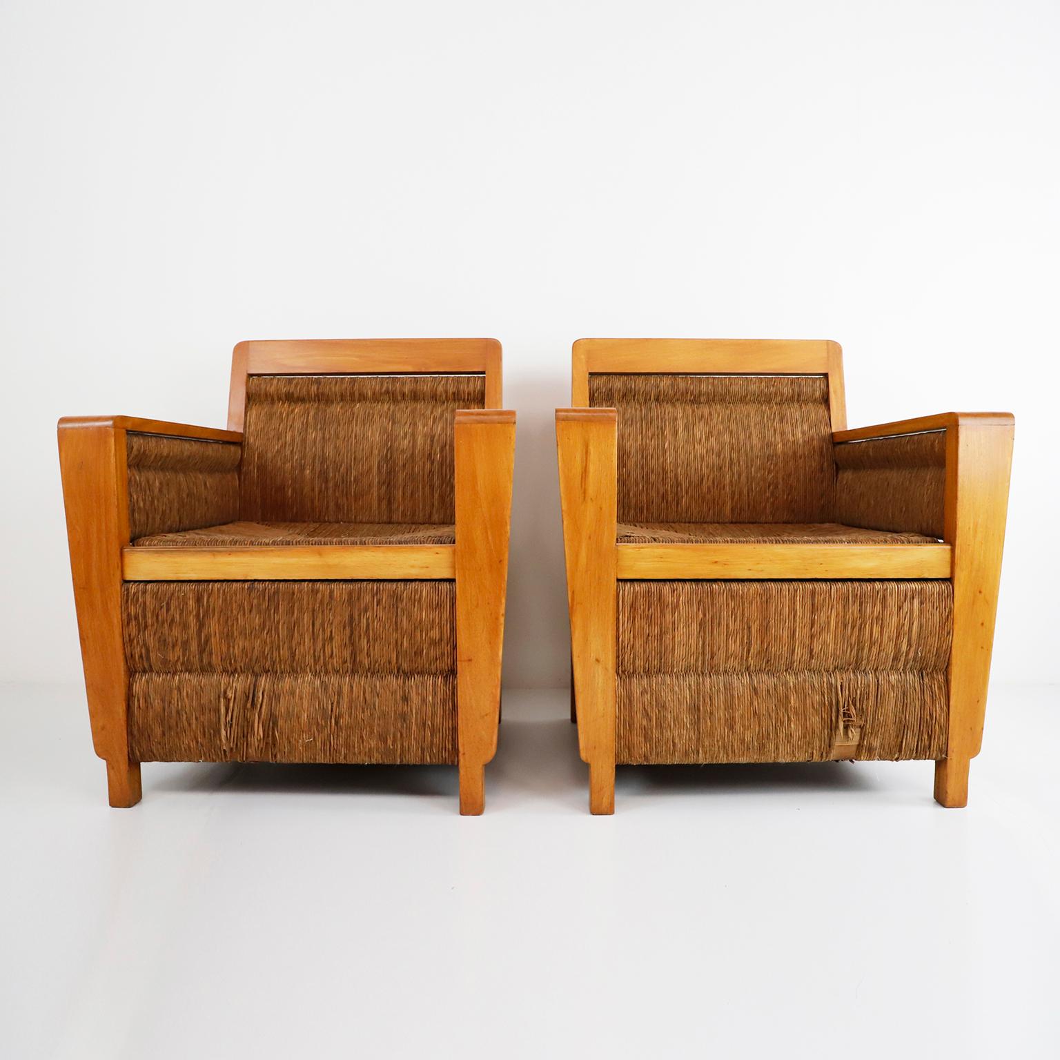 Zwei mexikanische geflochtene Sessel aus den 1950er Jahren aus Primavera-Holz und Palmenschnüren. Mit seinem schlichten, aber eleganten und modernen Rahmen bietet dieser Sessel mit seiner schön geflochtenen Sitzfläche überraschend viel Komfort. Der