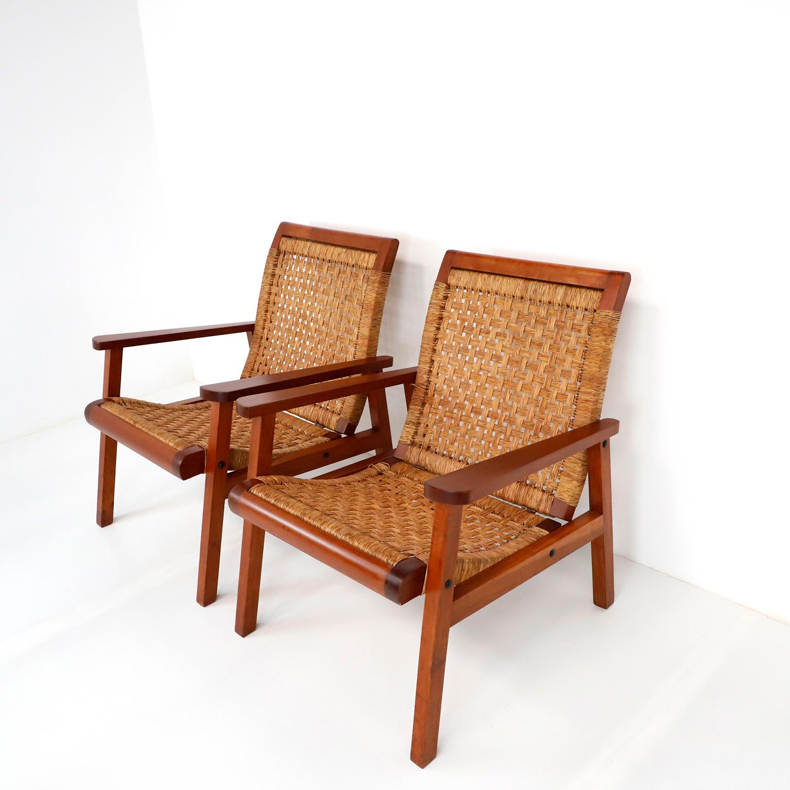 Pair of Mexican Mid-Century Modern woven lounge chairs made in the 1950s by Muebles Tropicales and retailed by J. L. Legoretta, Mexico City, Mexico. Featuring simple but elegant modern frames and a curvaceous seat, this chair provides a surprising