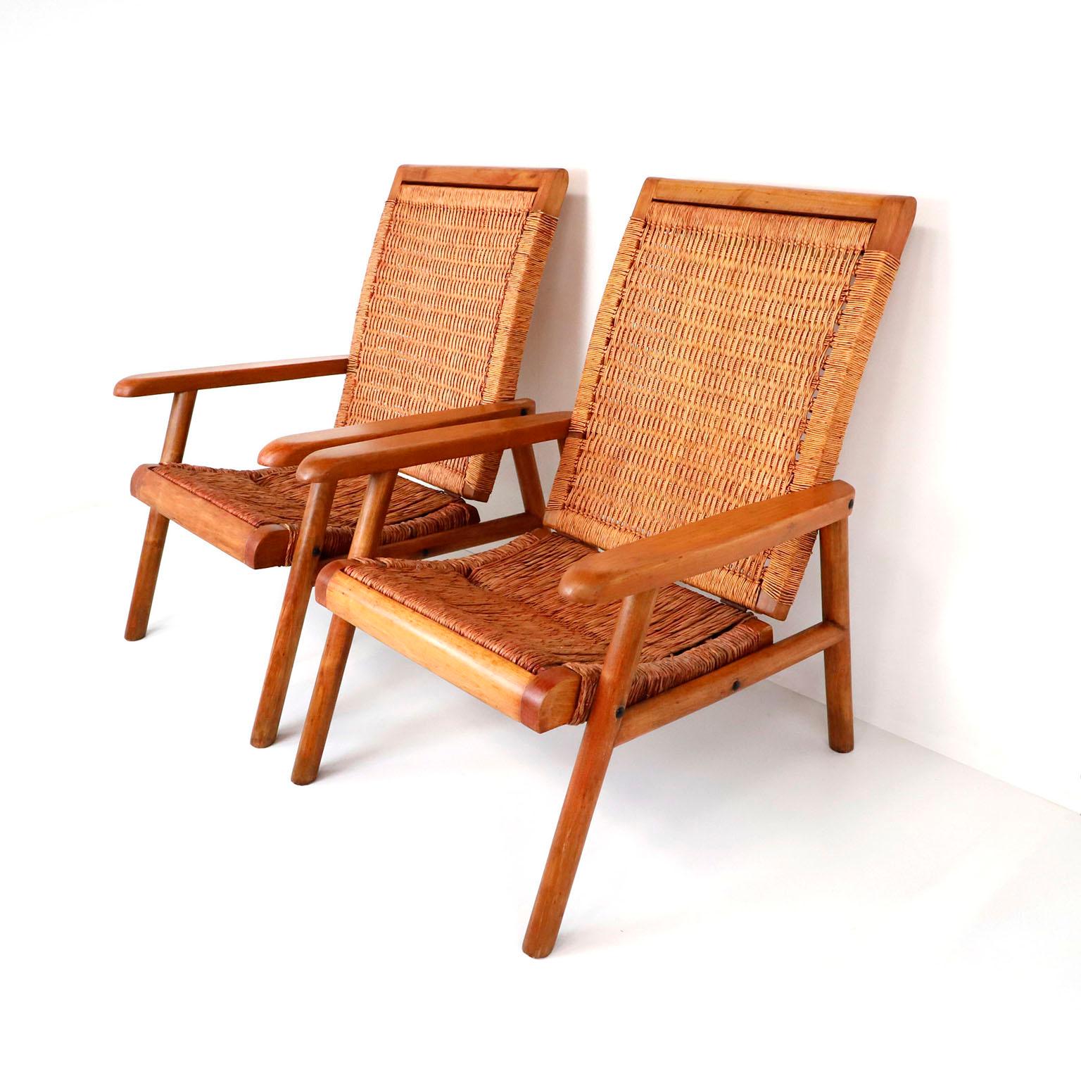 Ein Paar mexikanischer geflochtener Loungesessel aus der Mitte des Jahrhunderts, hergestellt in den 1950er Jahren. Mit seinem schlichten, aber eleganten, modernen Gestell und der geschwungenen Sitzfläche bietet dieser Stuhl mit seiner schön