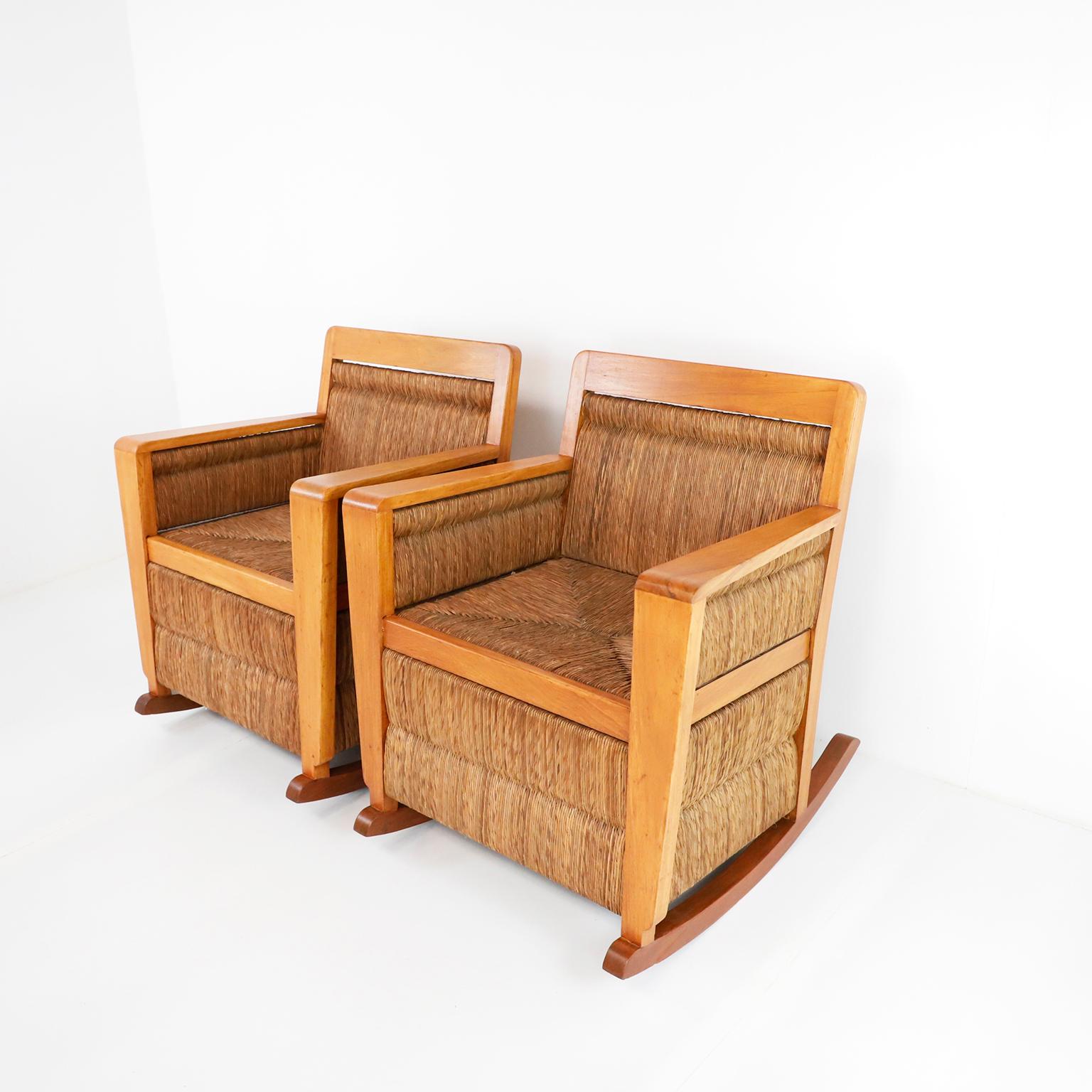 Paire de fauteuils à bascule mexicains tissés de style moderne du milieu du siècle, fabriqués dans les années 1950 en bois Primavera et en cordes de palmier. Doté d'un cadre moderne simple mais élégant, ce fauteuil à bascule offre un confort