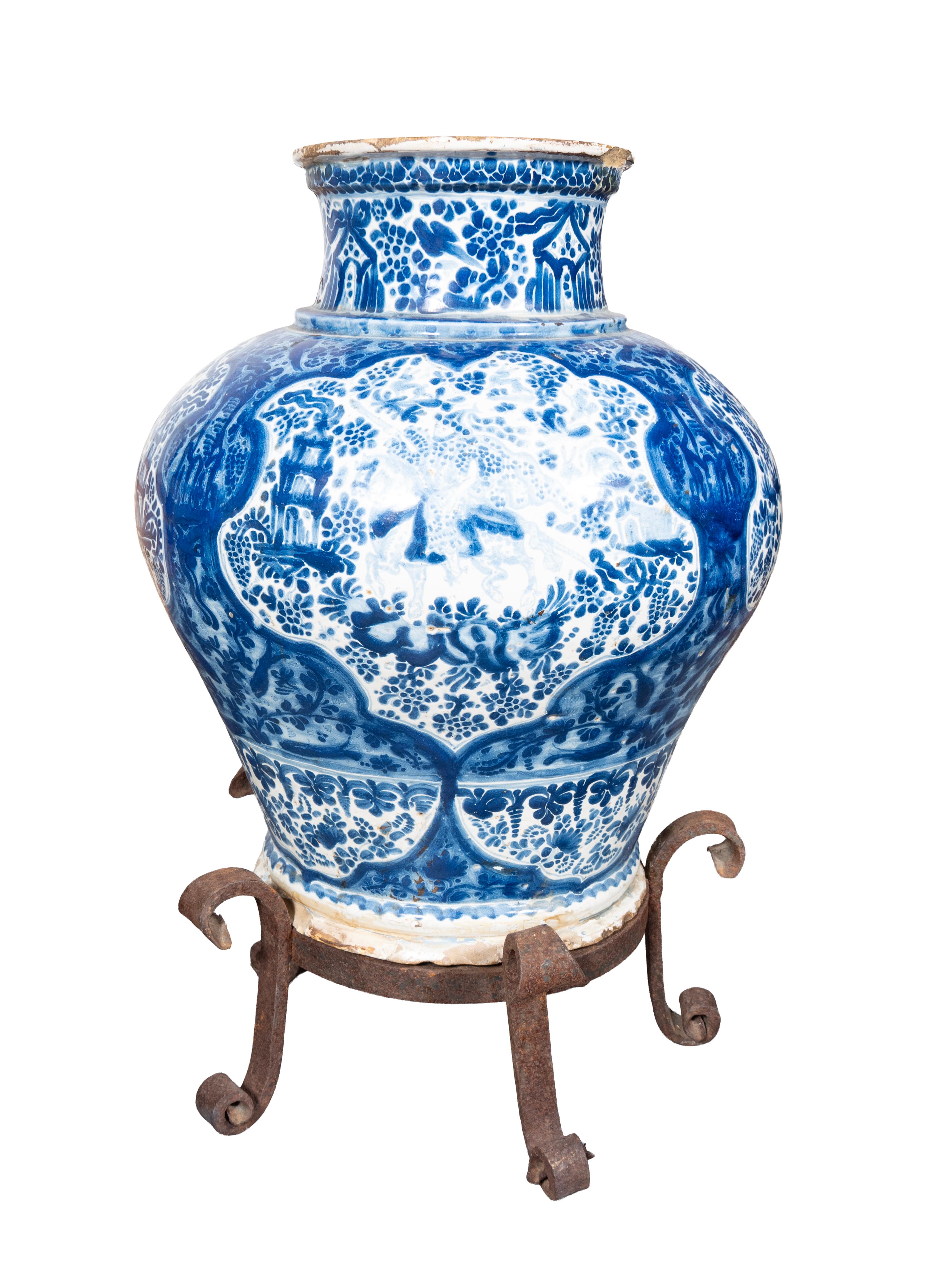 Forme circulaire balustre avec doublures en cuivre plus tardives. Vignette centrale à décor de feuillage bleu. Bases en fer forgé.
Note : La Talavera Poblana est une tradition historique de céramique artisanale, émaillée à l'étain, originaire de