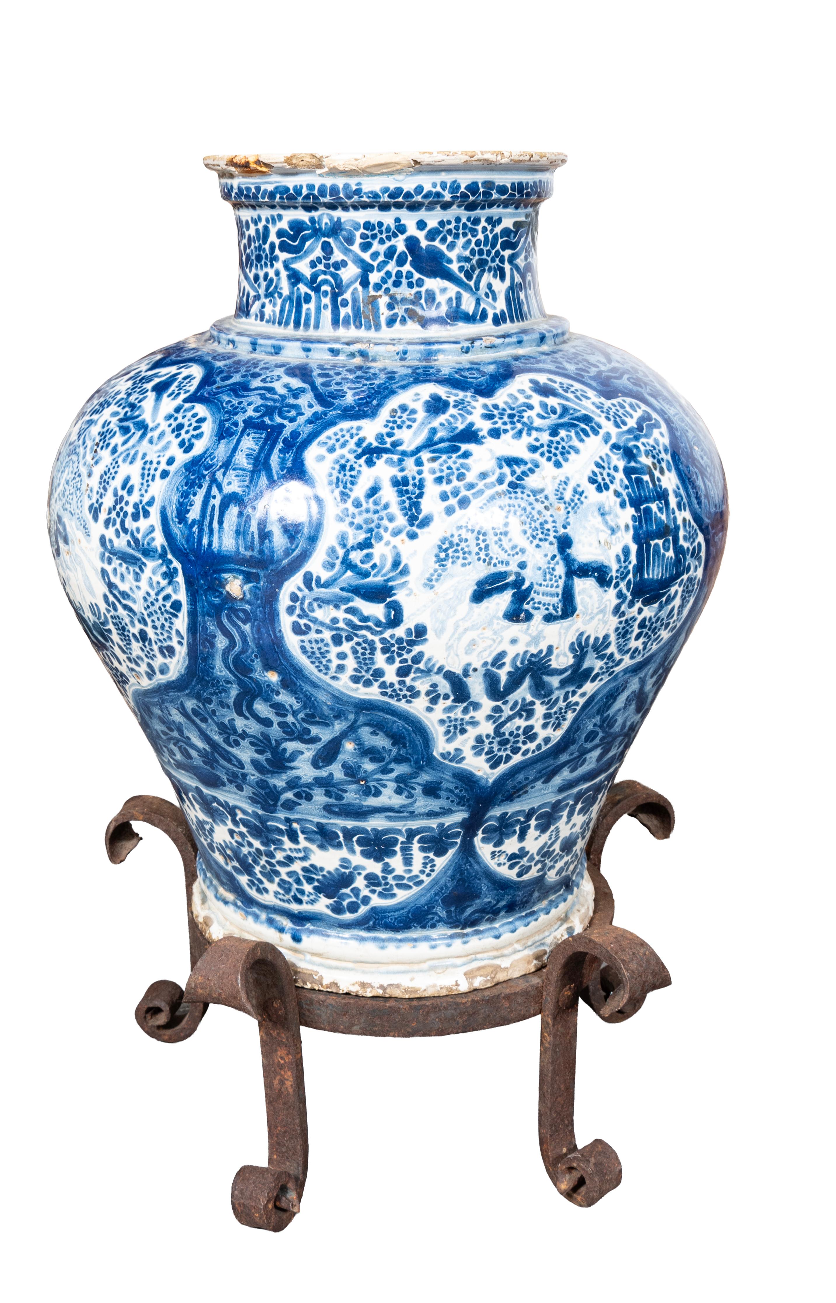 Mexicain Paire de vases en poterie mexicaine Talavera Poblana bleu et blanc avec supports en fer en vente