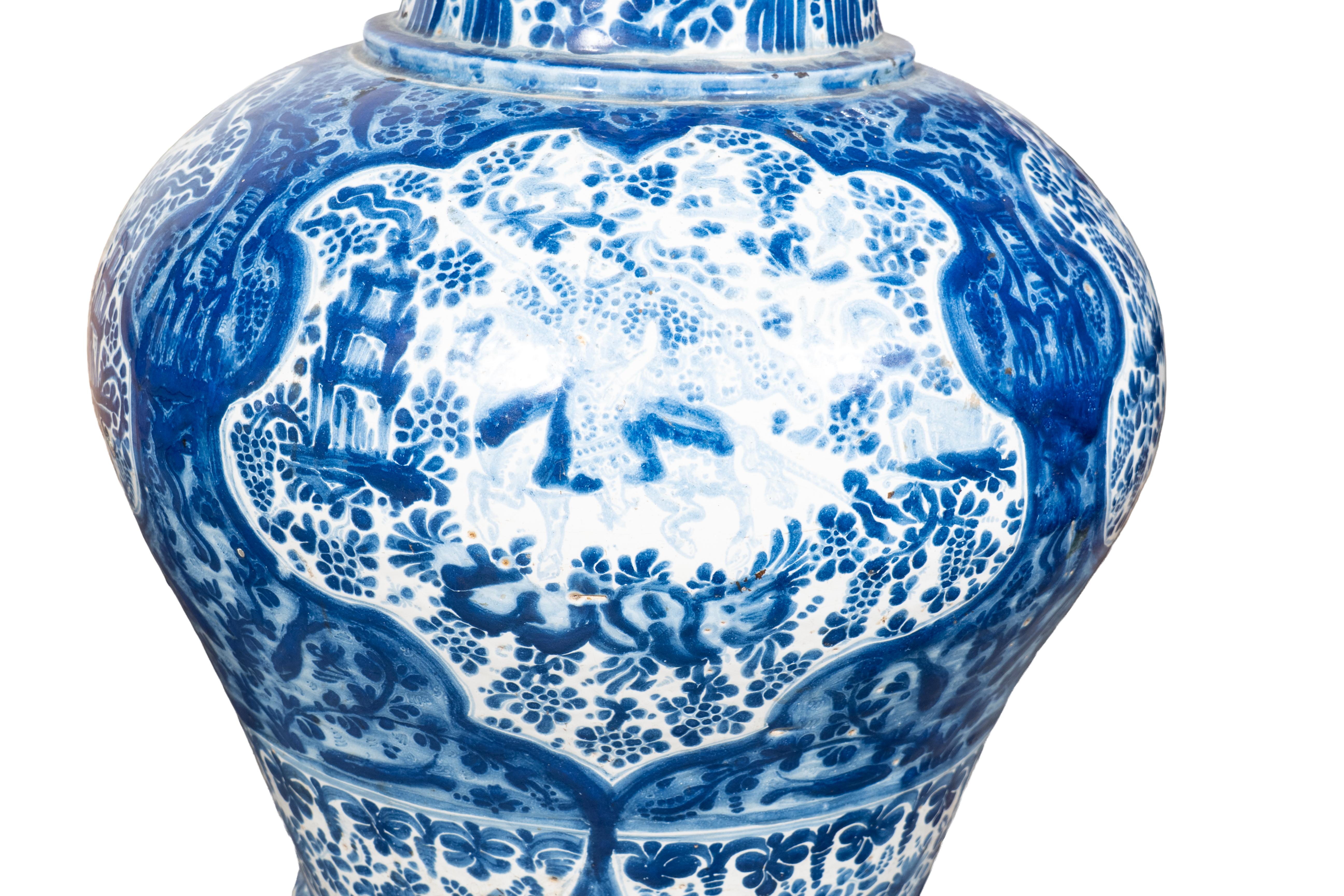Paire de vases en poterie mexicaine Talavera Poblana bleu et blanc avec supports en fer Bon état - En vente à Essex, MA