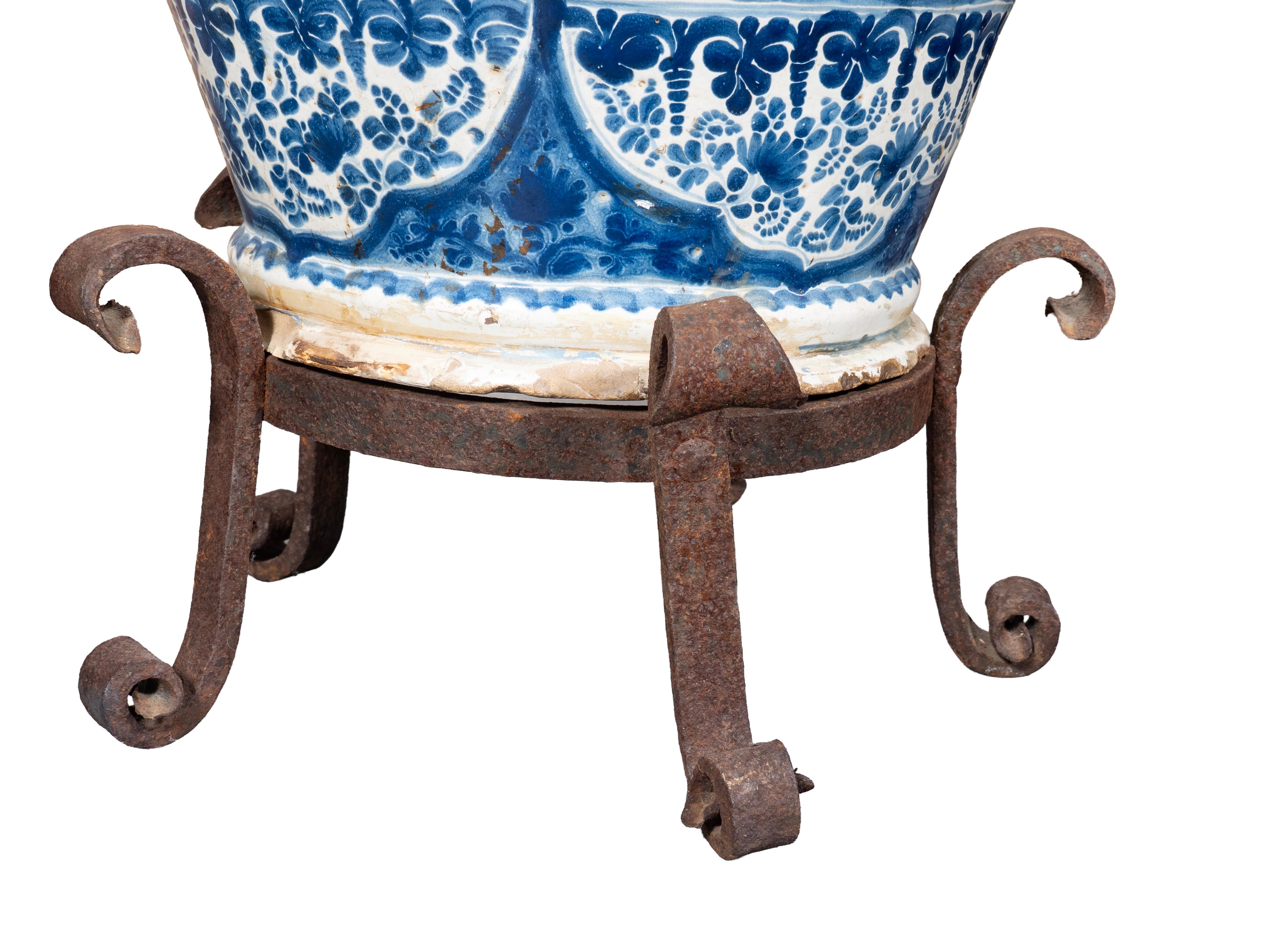 XVIIIe siècle Paire de vases en poterie mexicaine Talavera Poblana bleu et blanc avec supports en fer en vente