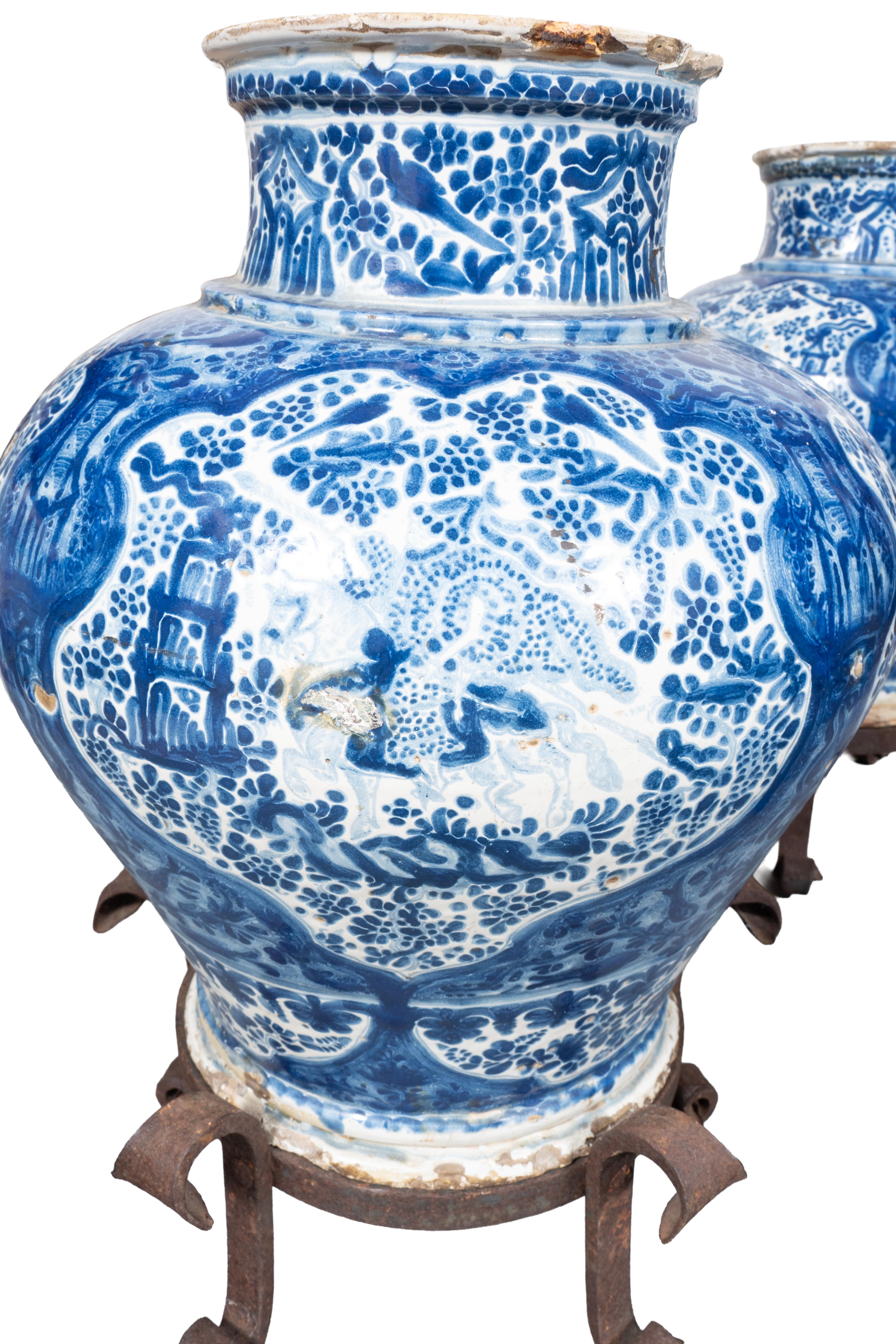 Poteries Paire de vases en poterie mexicaine Talavera Poblana bleu et blanc avec supports en fer en vente
