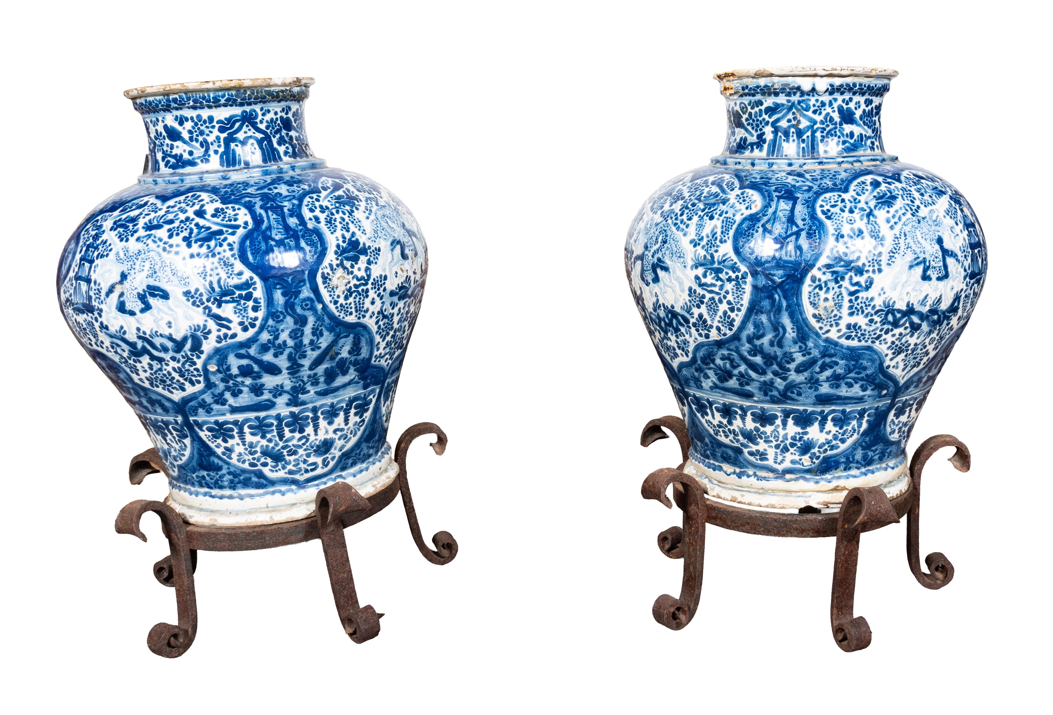 Paire de vases en poterie mexicaine Talavera Poblana bleu et blanc avec supports en fer en vente 1
