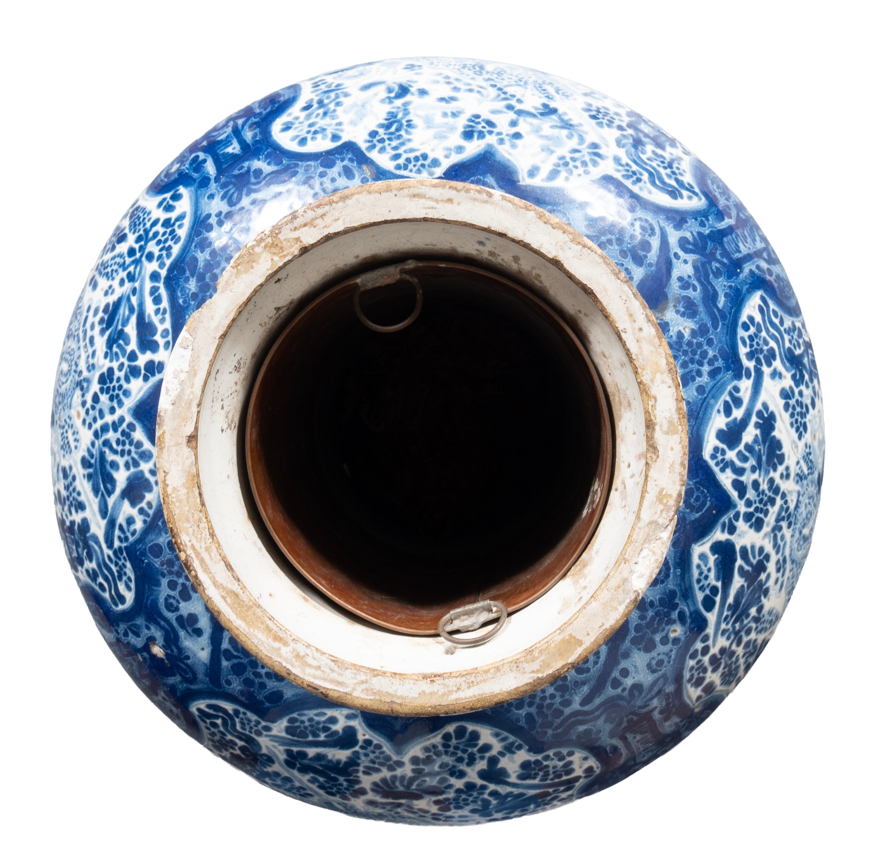 Paire de vases en poterie mexicaine Talavera Poblana bleu et blanc avec supports en fer en vente 2