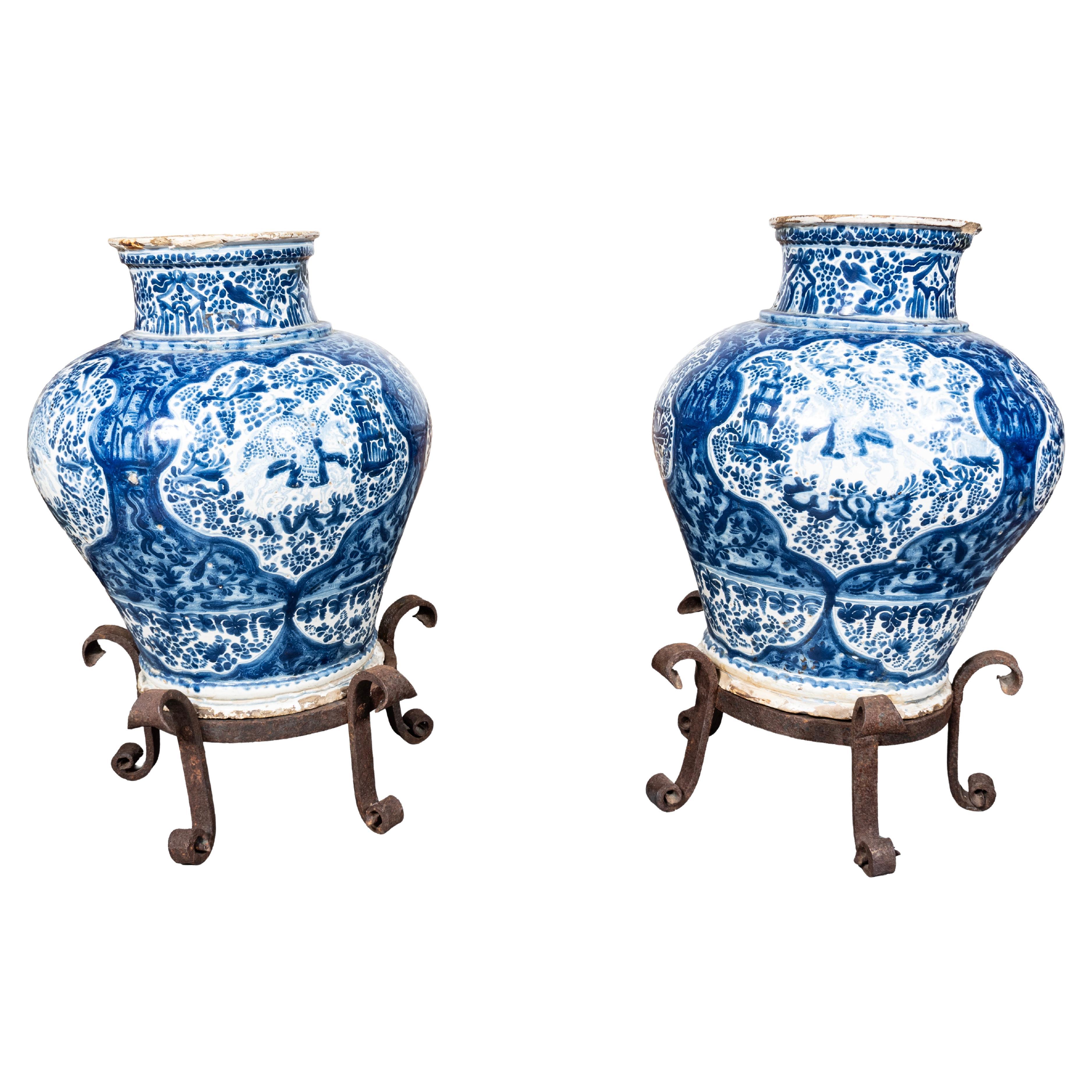 Paire de vases en poterie mexicaine Talavera Poblana bleu et blanc avec supports en fer en vente