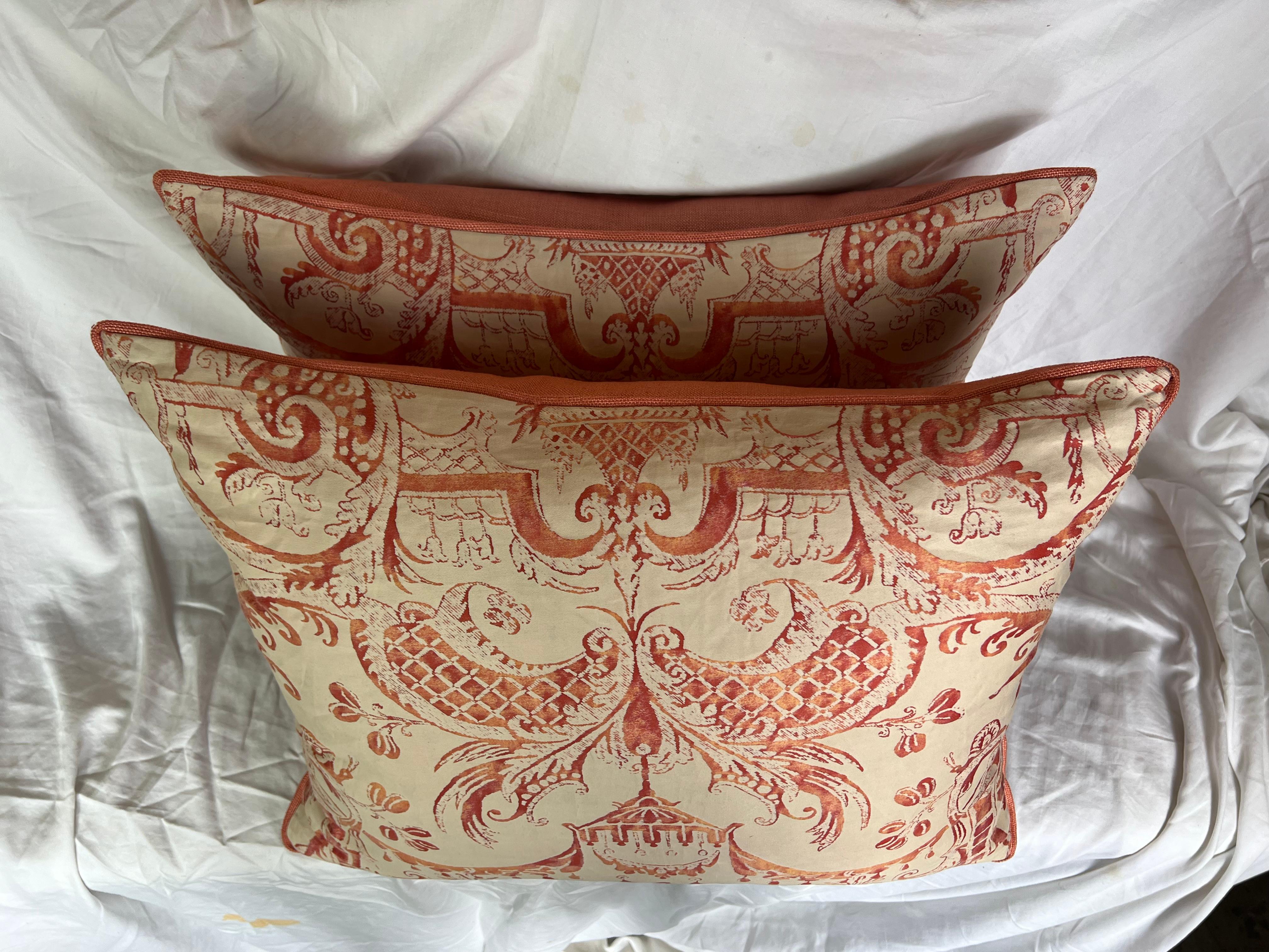 Pair of Mezzianno Patterned Fortuny Pillows w/ Linen Backs In Good Condition For Sale In Los Angeles, CA