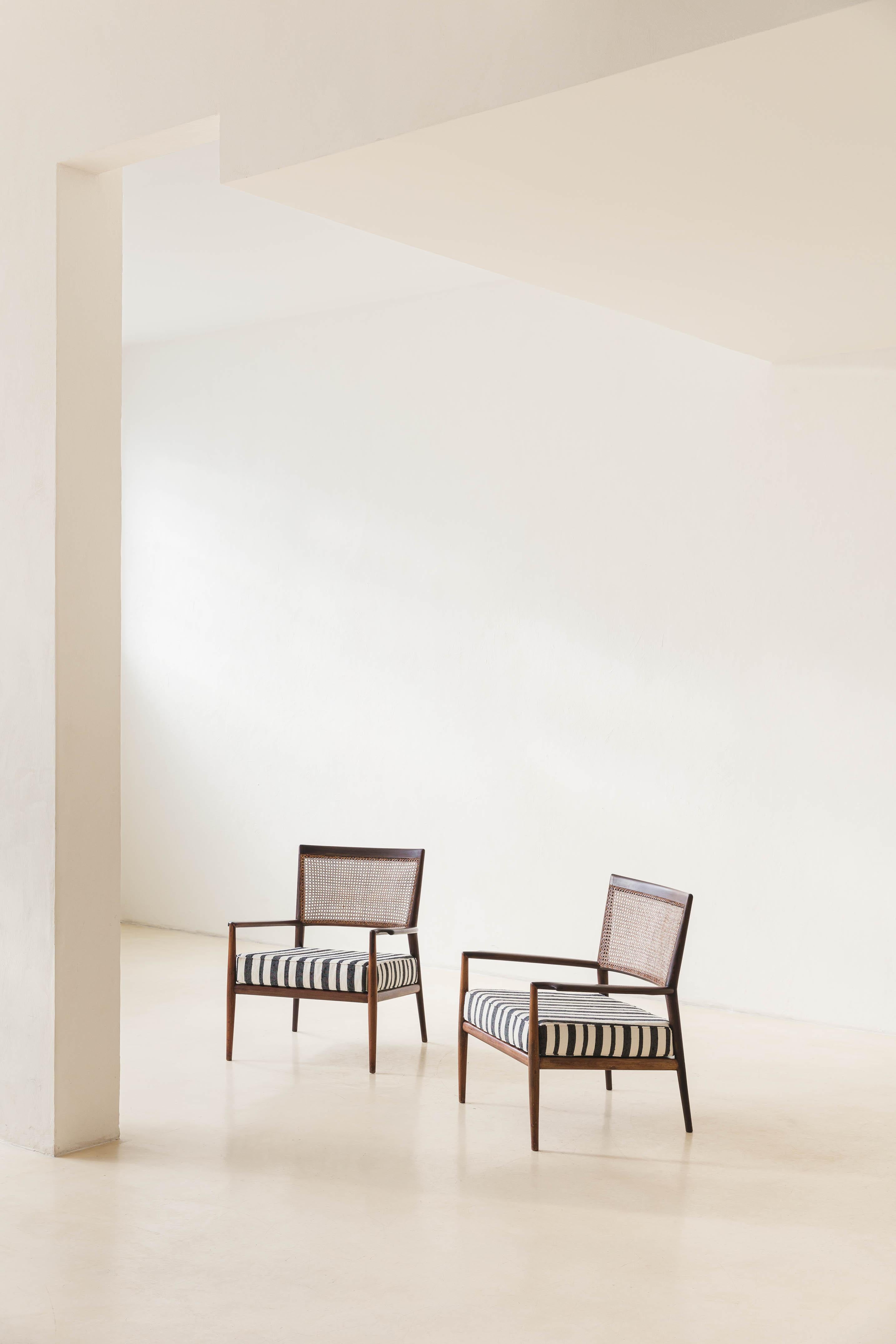 Le fauteuil MF5 a été conçu en 1953 par Carlos Milan et Miguel Forte et produit par Branco & Preto, un cabinet d'architecture et de design qui a ouvert ses portes en 1952 à São Paulo.

Branco & Preto était l'un des précurseurs de l'architecture