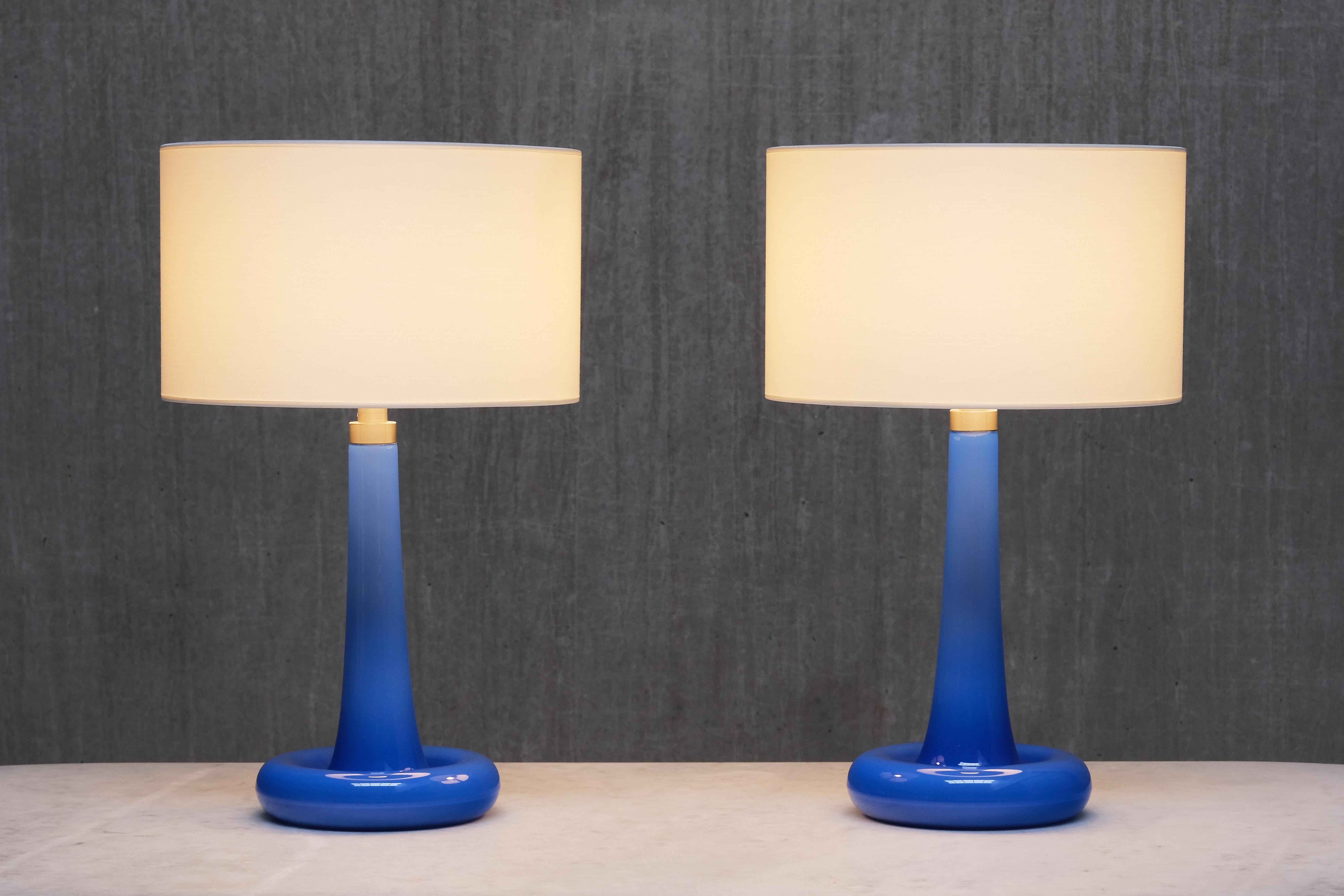 Cette élégante paire de lampes de table a été conçue par Michael Bang au milieu des années 1970 et produite par la verrerie Holmegaard à Odense, au Danemark. Le modèle s'appelle Fleur et a été fabriqué en plusieurs variantes de couleur - cette
