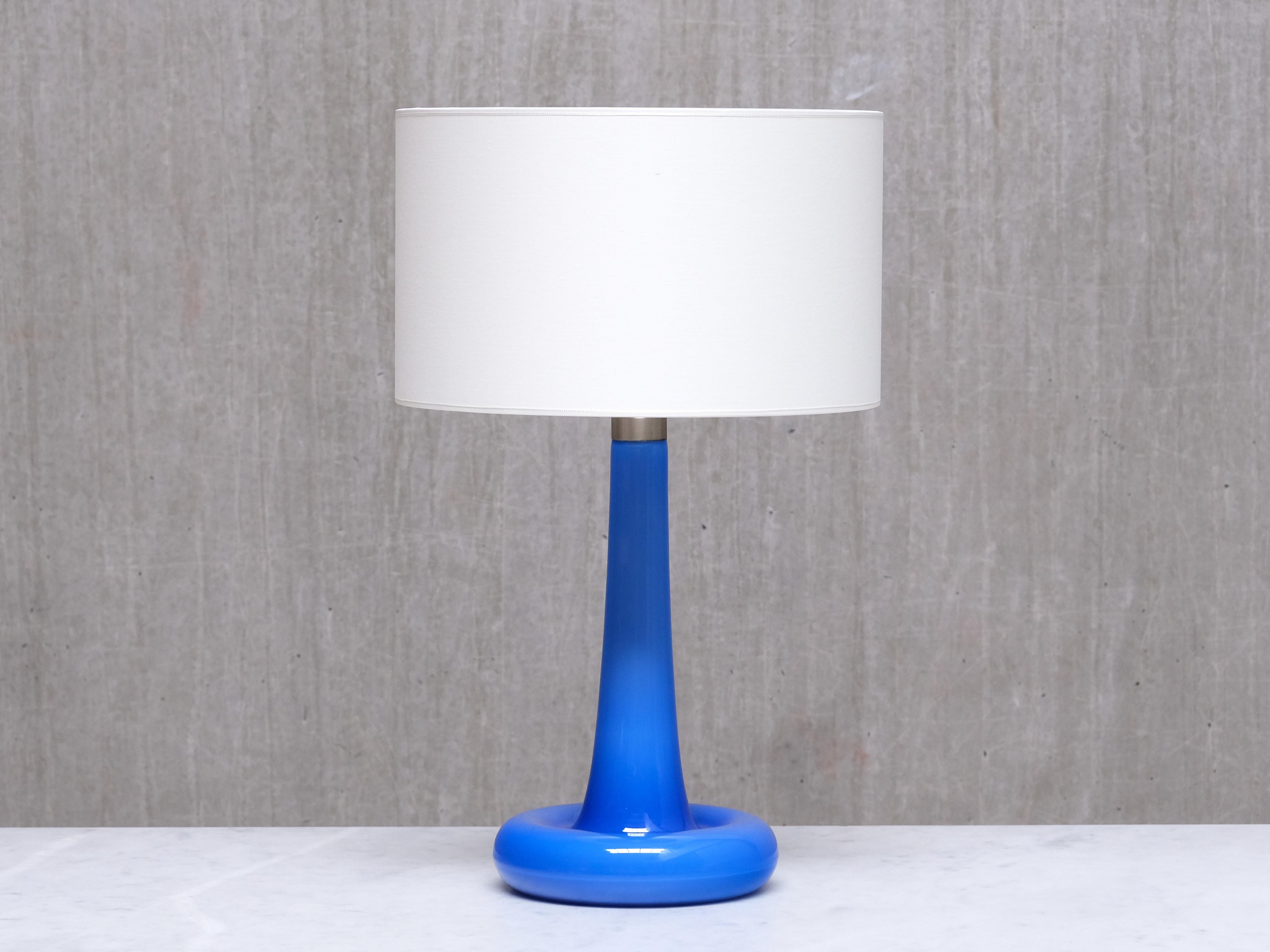 Scandinave moderne Paire de lampes de table en verre bleu Michael Bang, Holmegaard, Danemark, années 1970 en vente