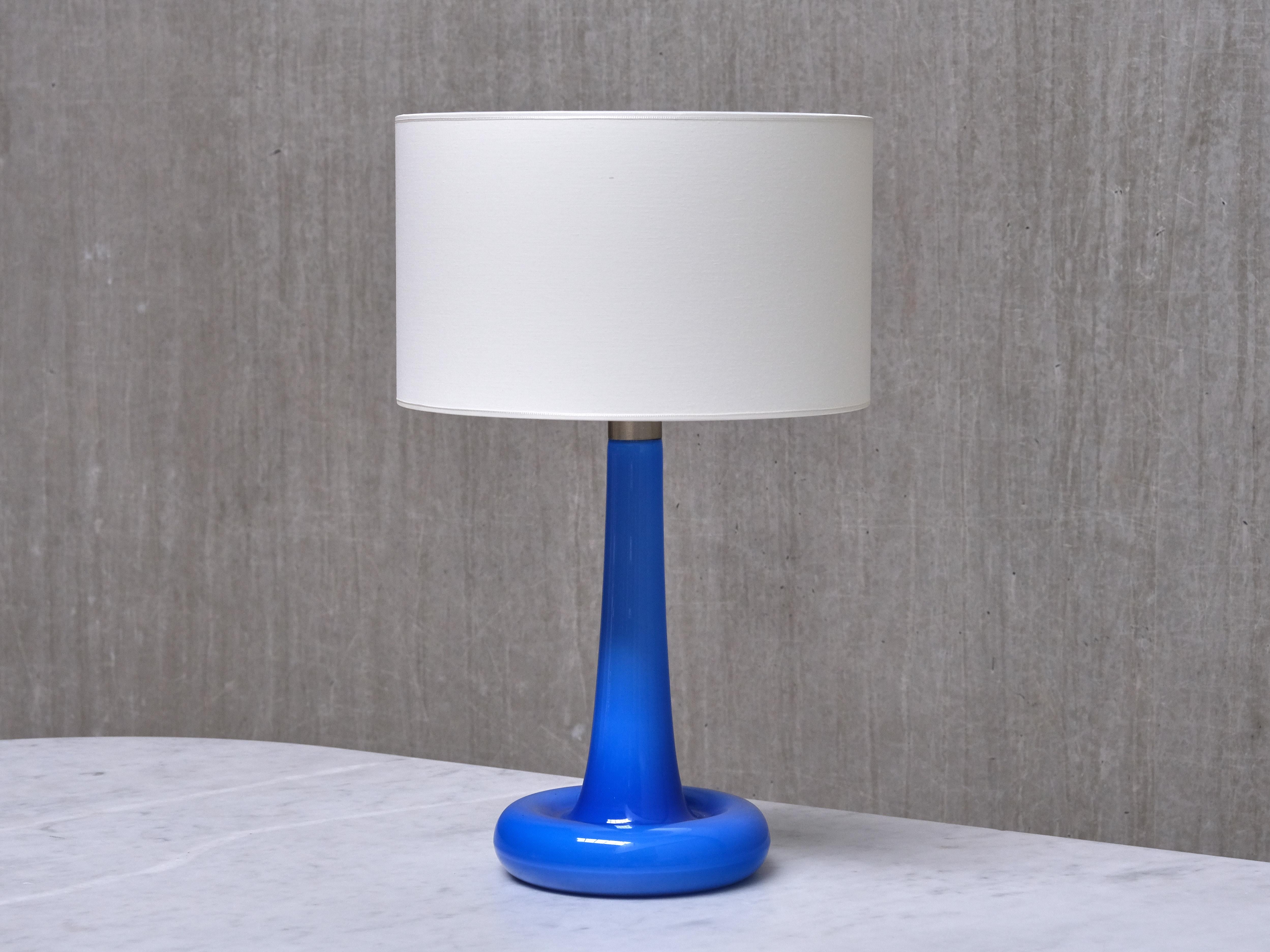 Métal Paire de lampes de table en verre bleu Michael Bang, Holmegaard, Danemark, années 1970 en vente