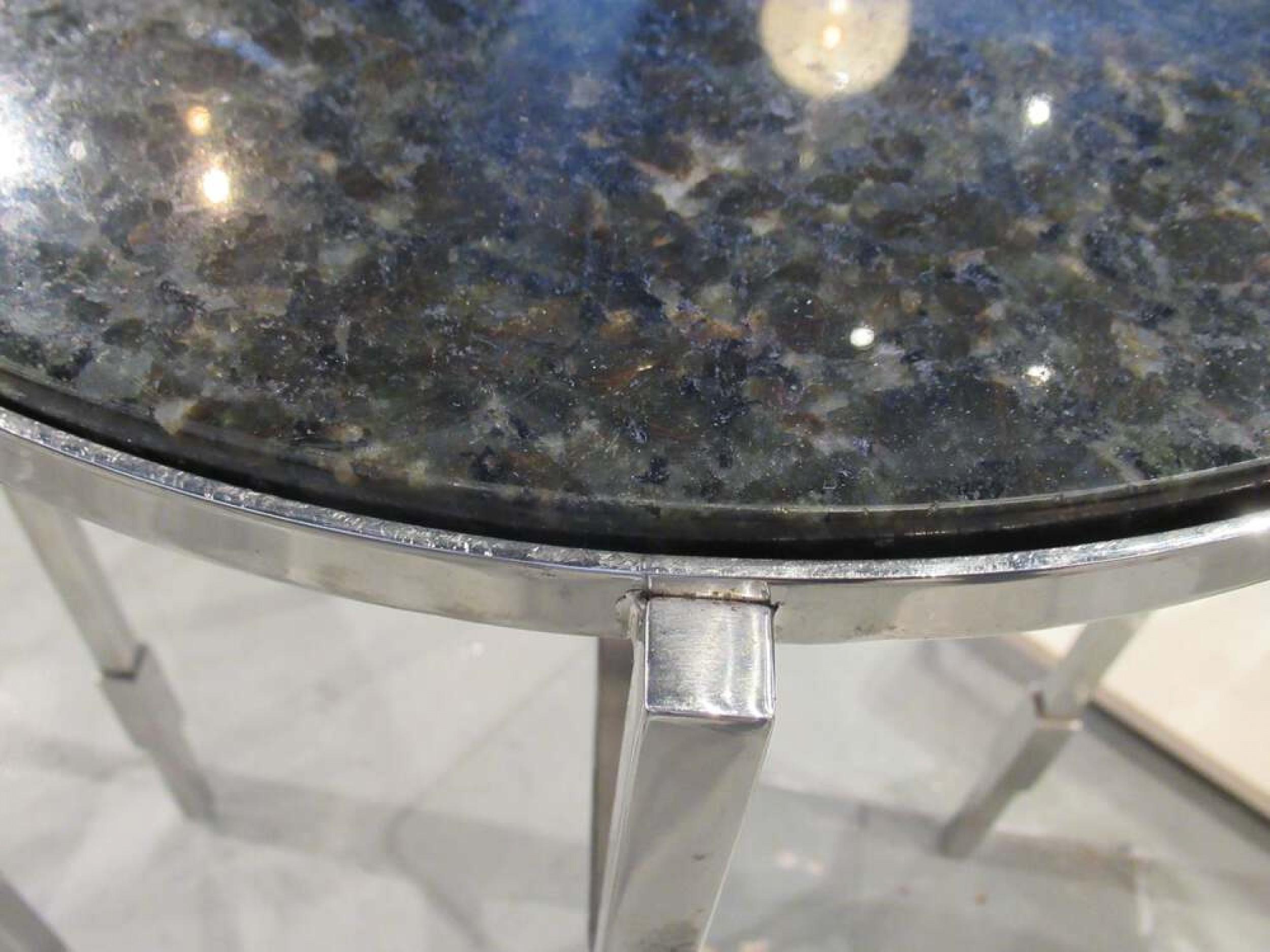 Michael Graves paire de tables d'extrémité/de chevet modernes américaines en granit et chrome poli en vente 4