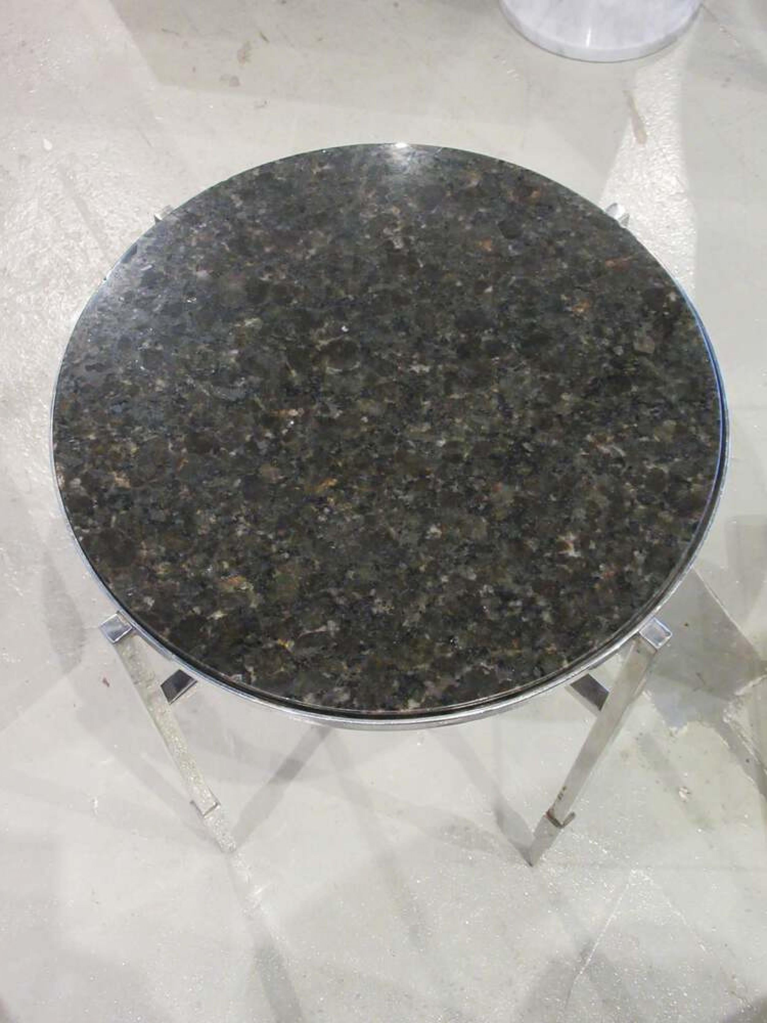 Ein Paar amerikanische moderne Beistelltische aus Granit und poliertem Chrom von Michael Graves (Metall) im Angebot