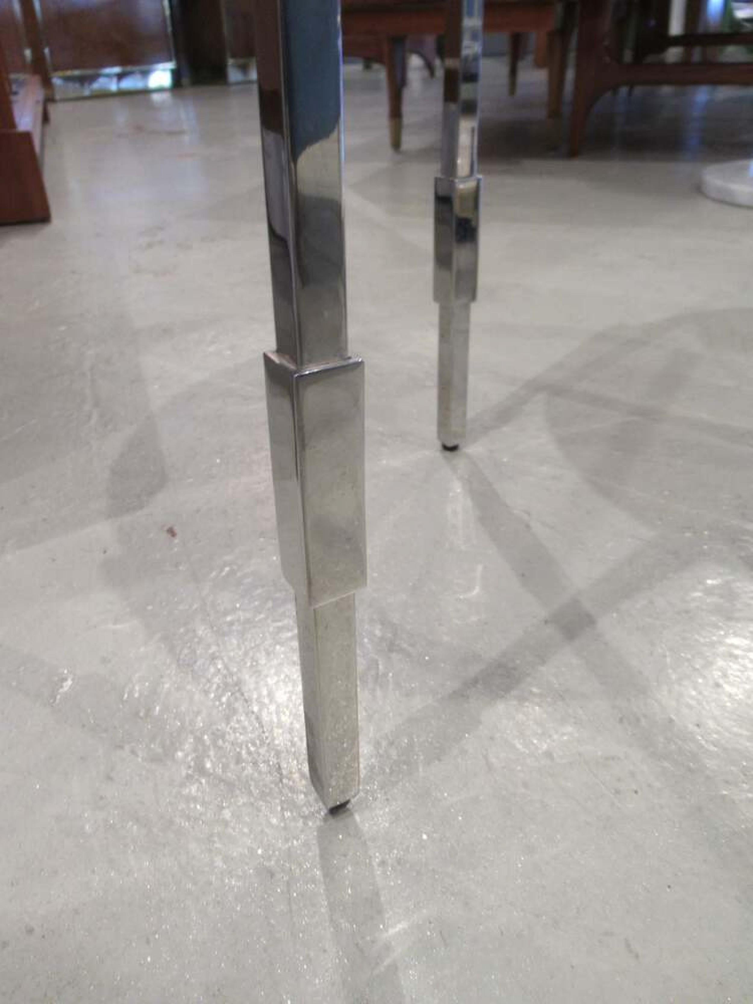 Michael Graves paire de tables d'extrémité/de chevet modernes américaines en granit et chrome poli en vente 1