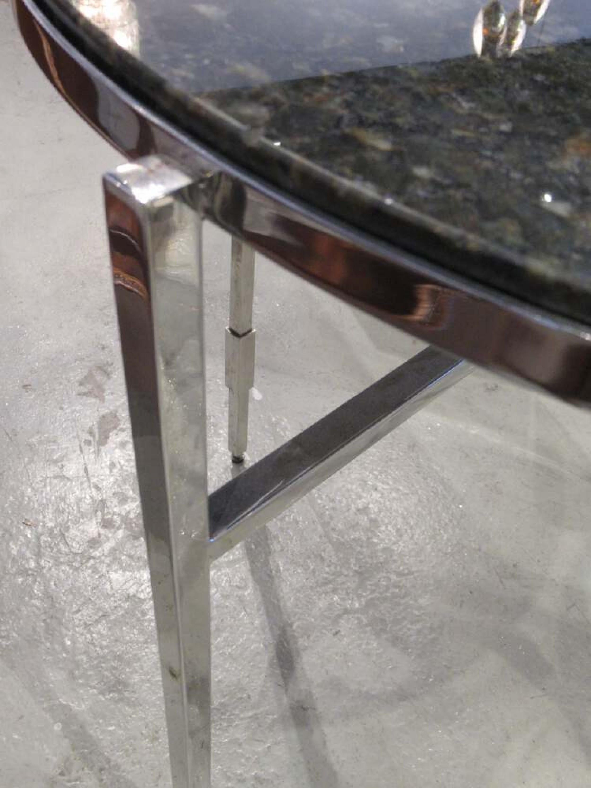 Michael Graves paire de tables d'extrémité/de chevet modernes américaines en granit et chrome poli en vente 2